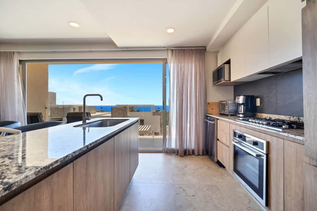 Marvelous brand new 2 BR Condo - Pool /Ocean Views