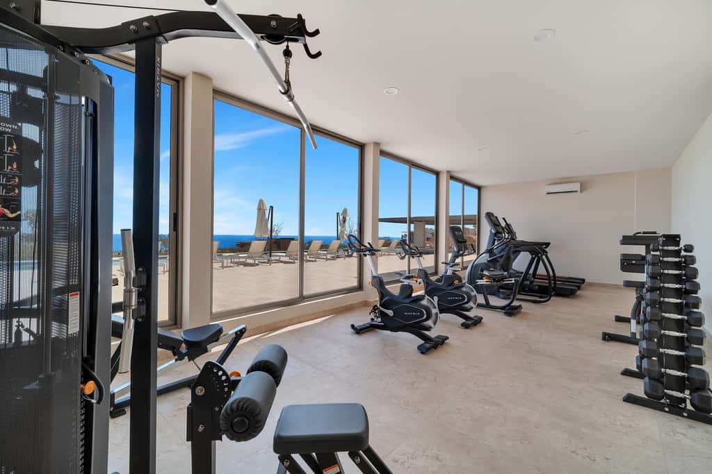 Marvelous brand new 2 BR Condo - Pool /Ocean Views