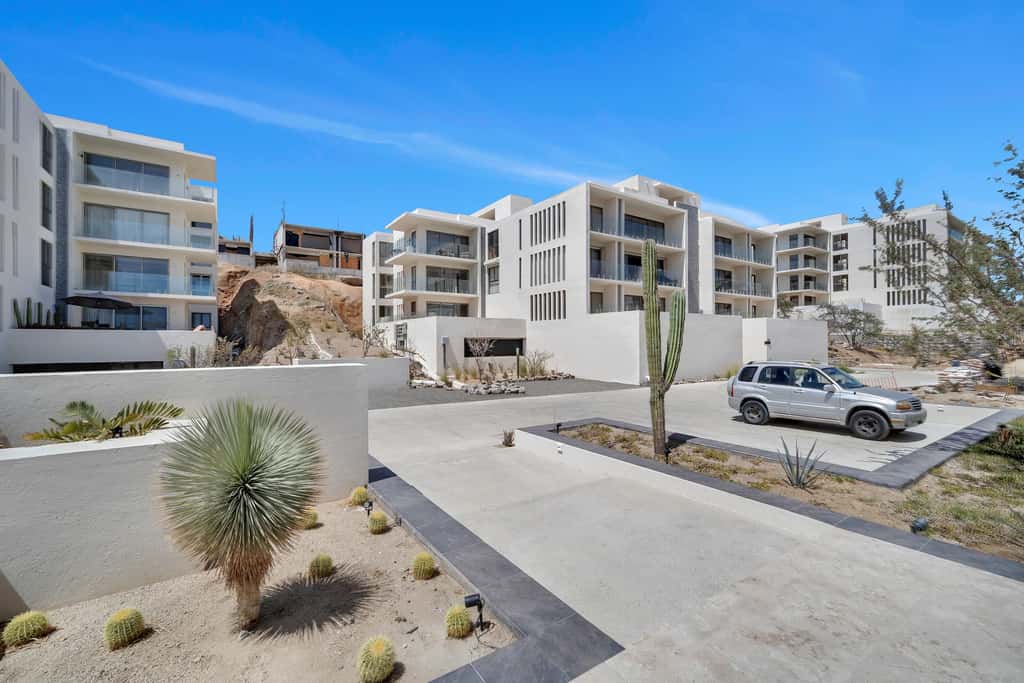 Marvelous brand new 2 BR Condo - Pool /Ocean Views