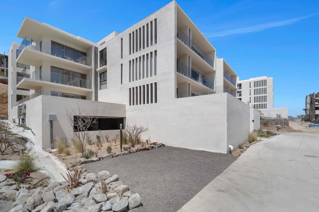 Marvelous brand new 2 BR Condo - Pool /Ocean Views