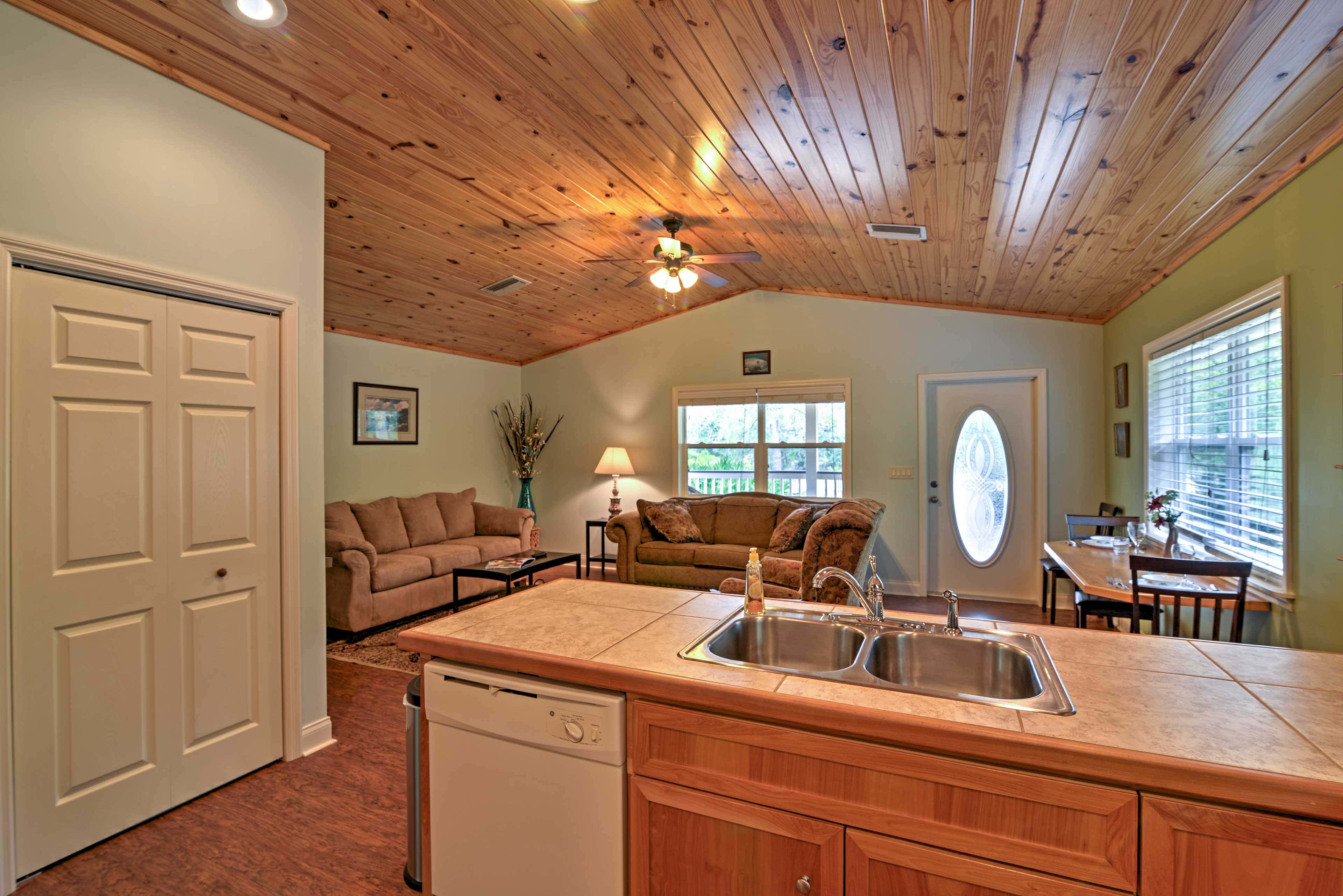 Crystal River Cottage on 1 Acre w/ Deck & Porch!