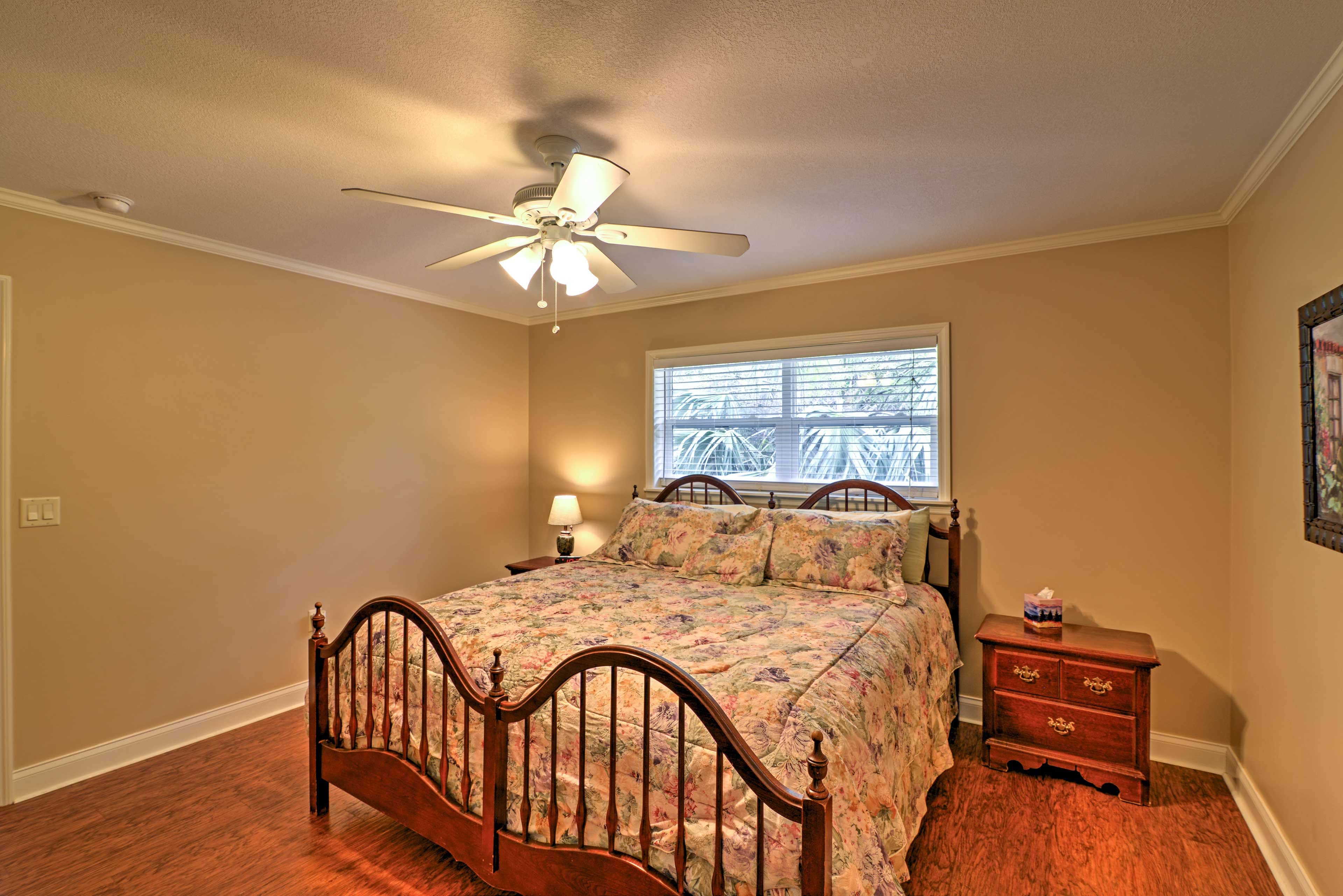 Crystal River Cottage on 1 Acre w/ Deck & Porch!
