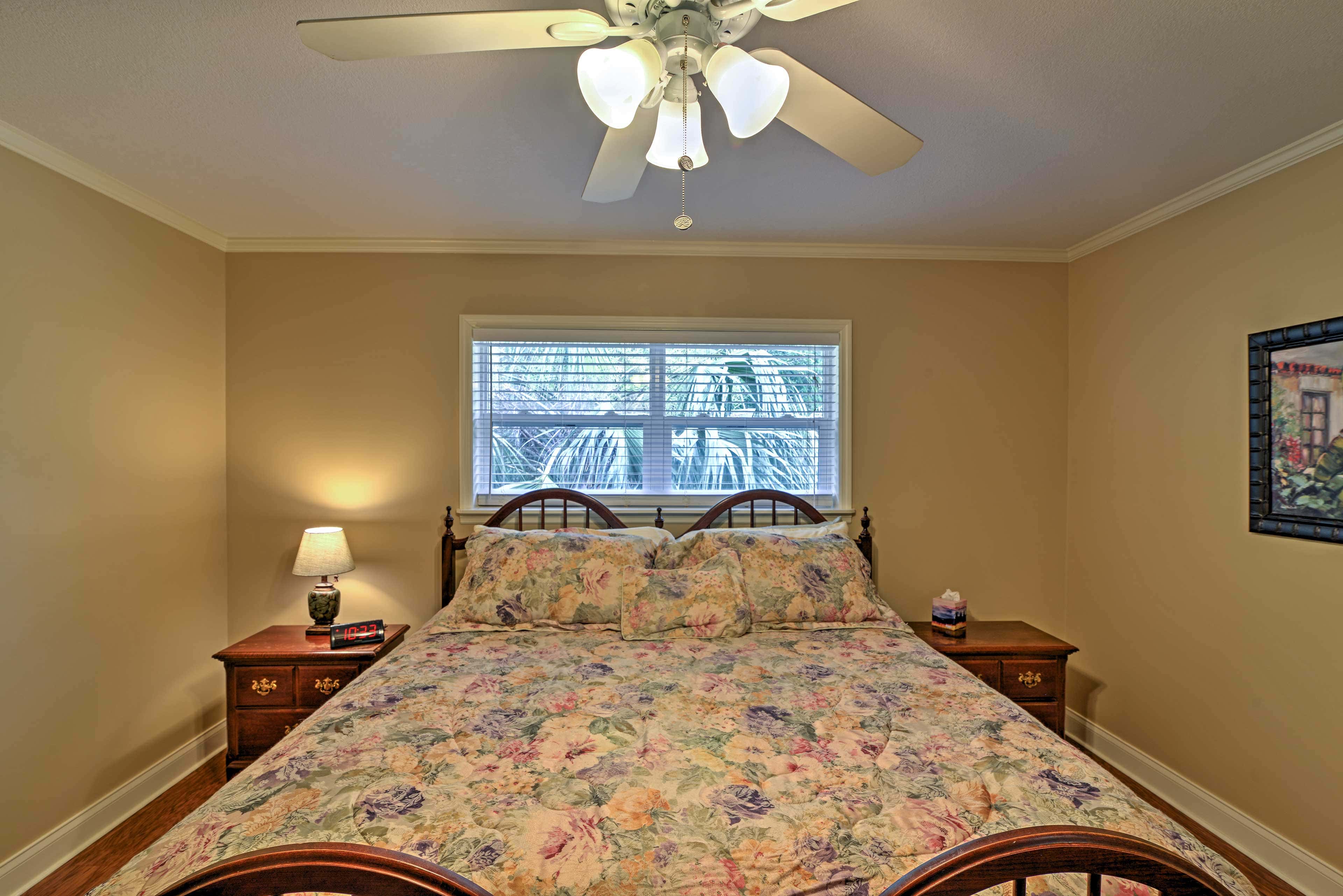 Crystal River Cottage on 1 Acre w/ Deck & Porch!