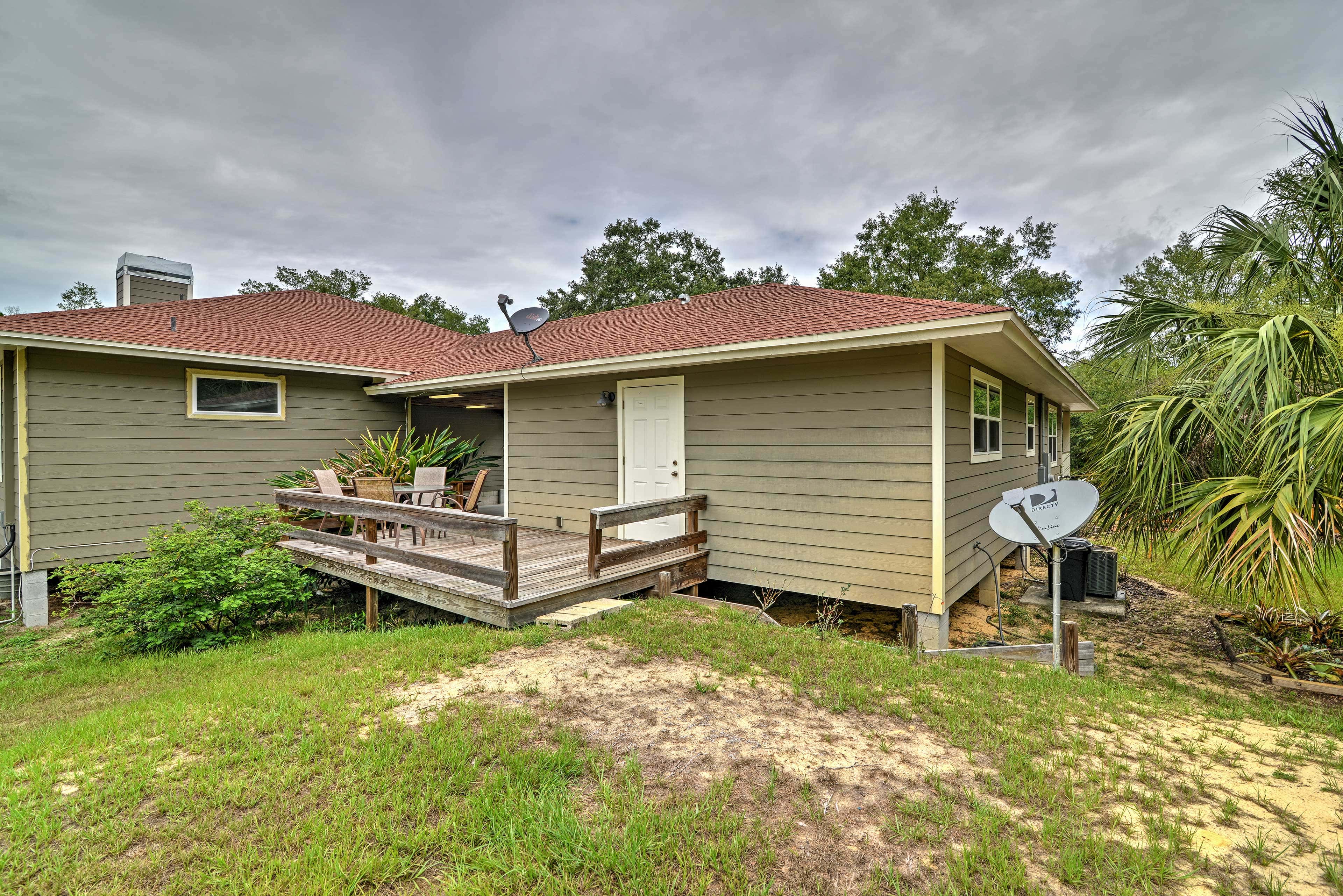 Crystal River Cottage on 1 Acre w/ Deck & Porch!