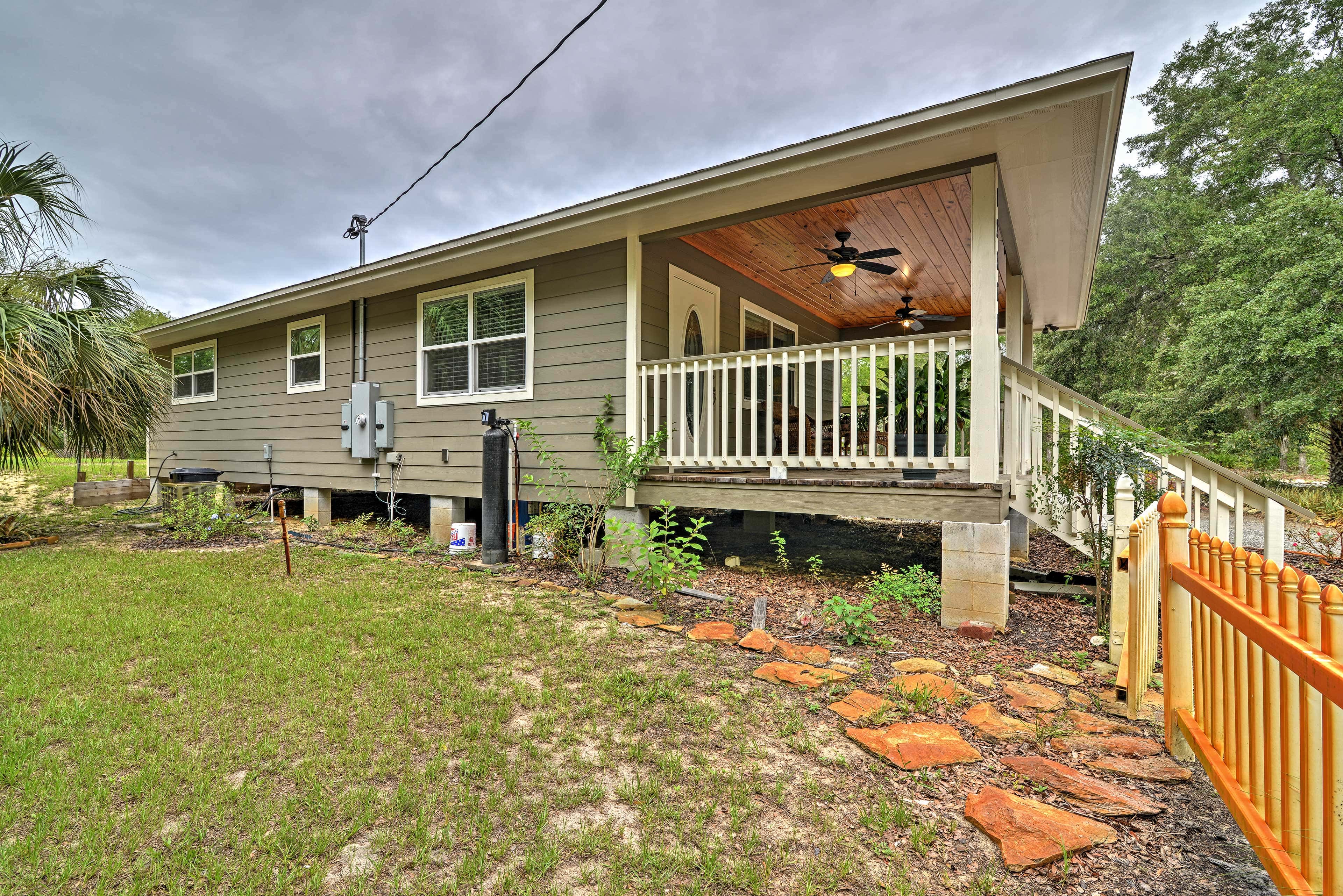 Crystal River Cottage on 1 Acre w/ Deck & Porch!