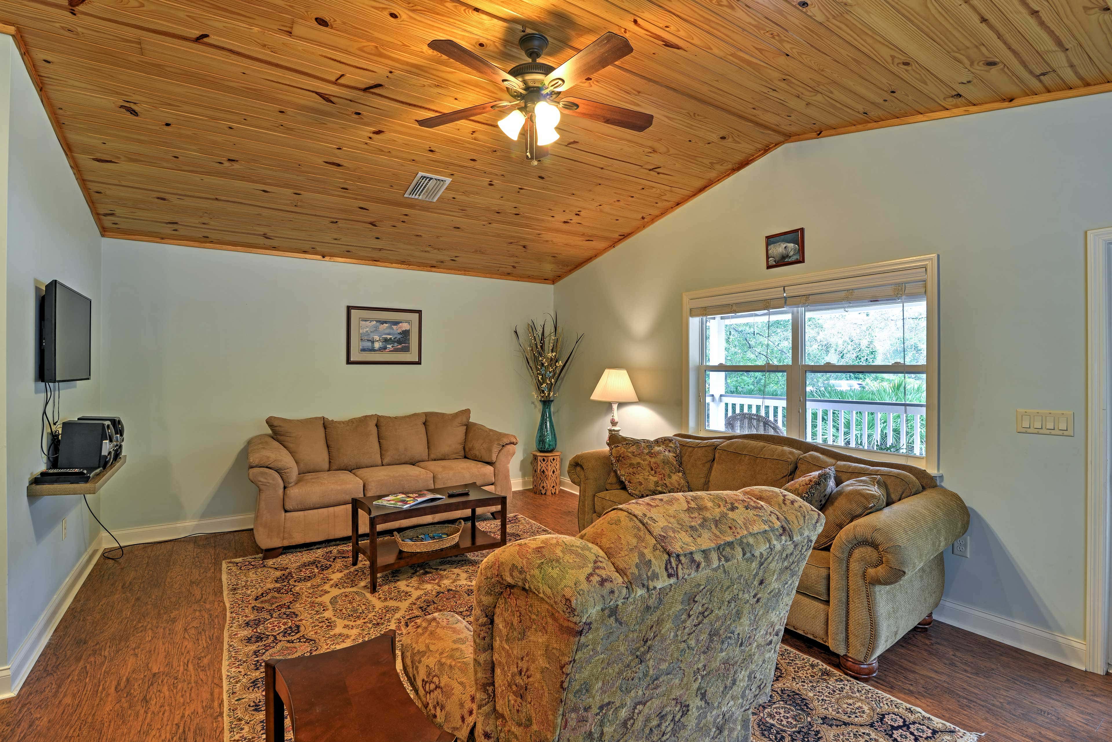 Crystal River Cottage on 1 Acre w/ Deck & Porch!