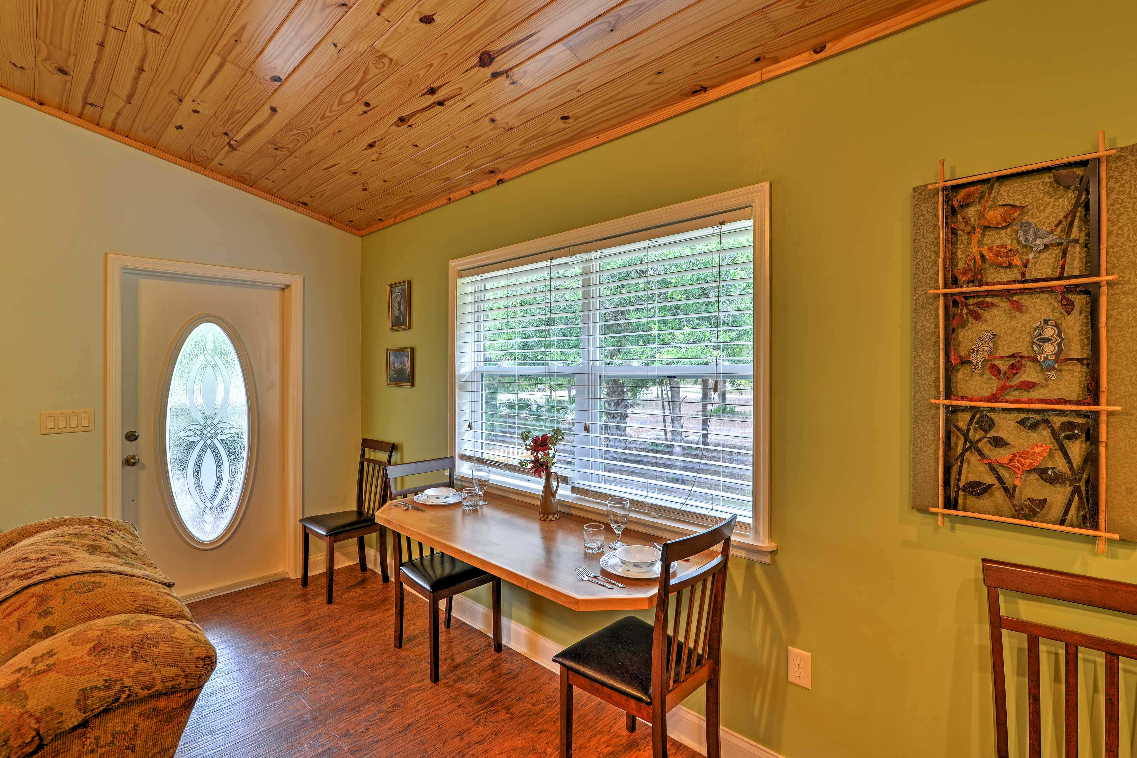 Crystal River Cottage on 1 Acre w/ Deck & Porch!