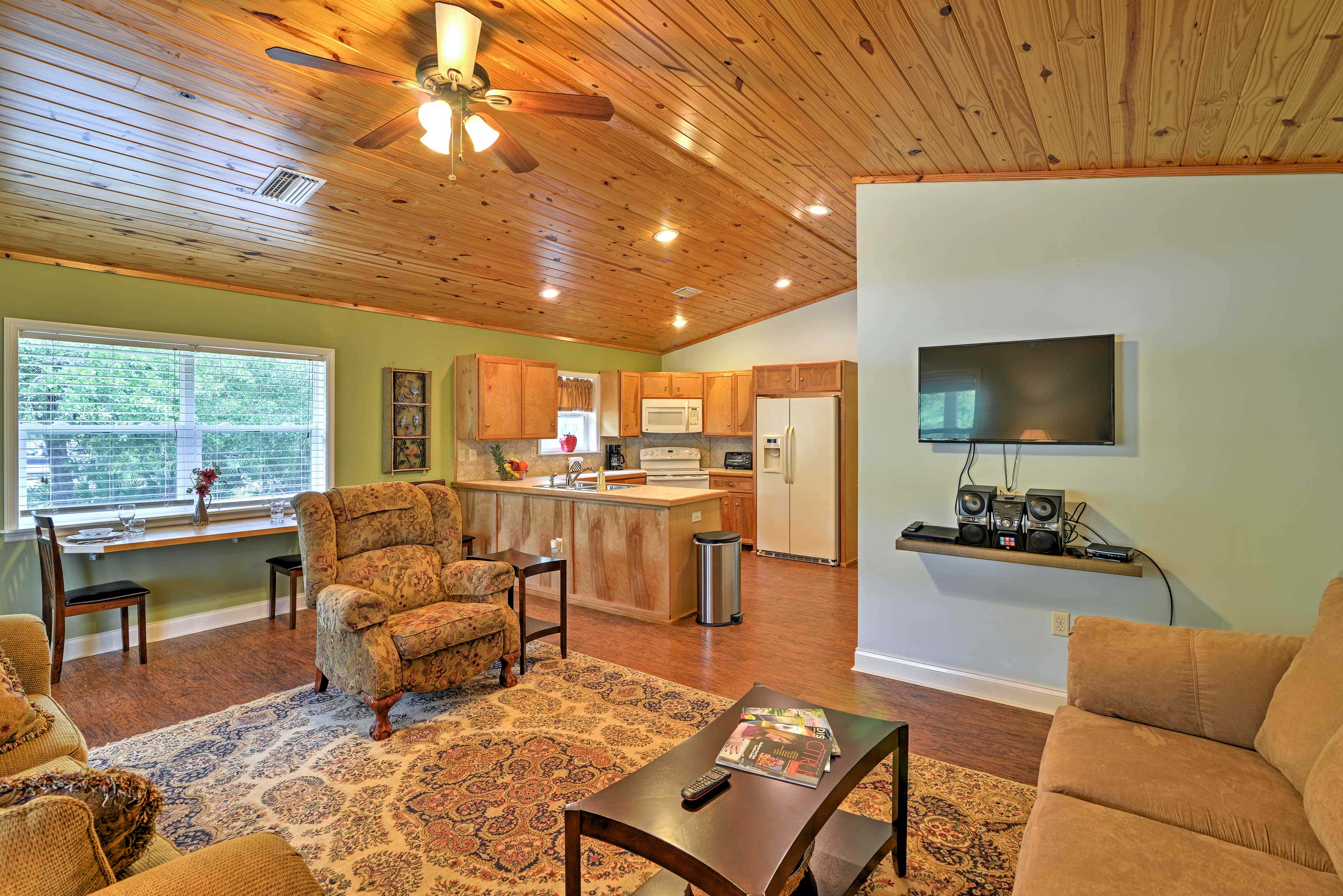 Crystal River Cottage on 1 Acre w/ Deck & Porch!