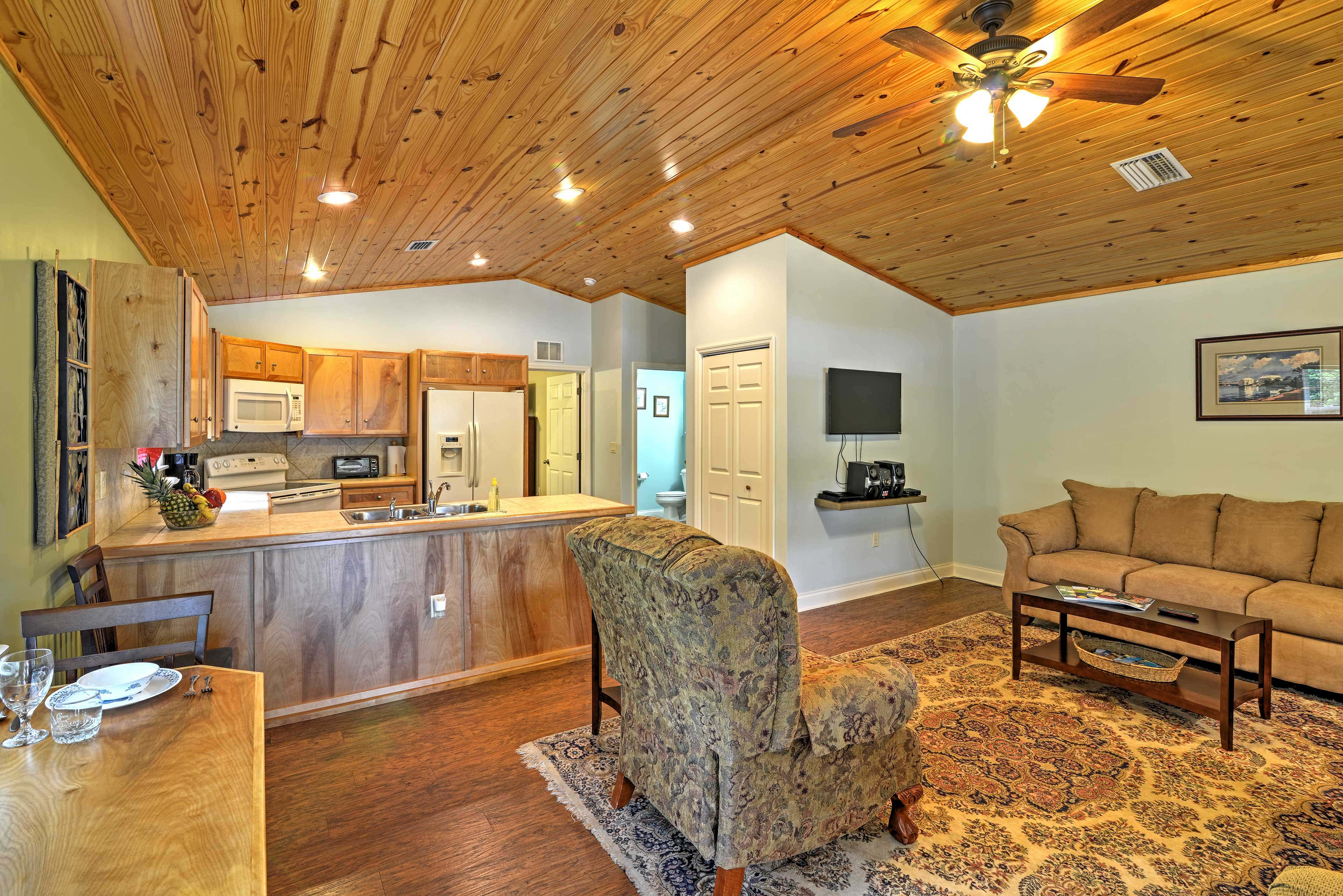Crystal River Cottage on 1 Acre w/ Deck & Porch!