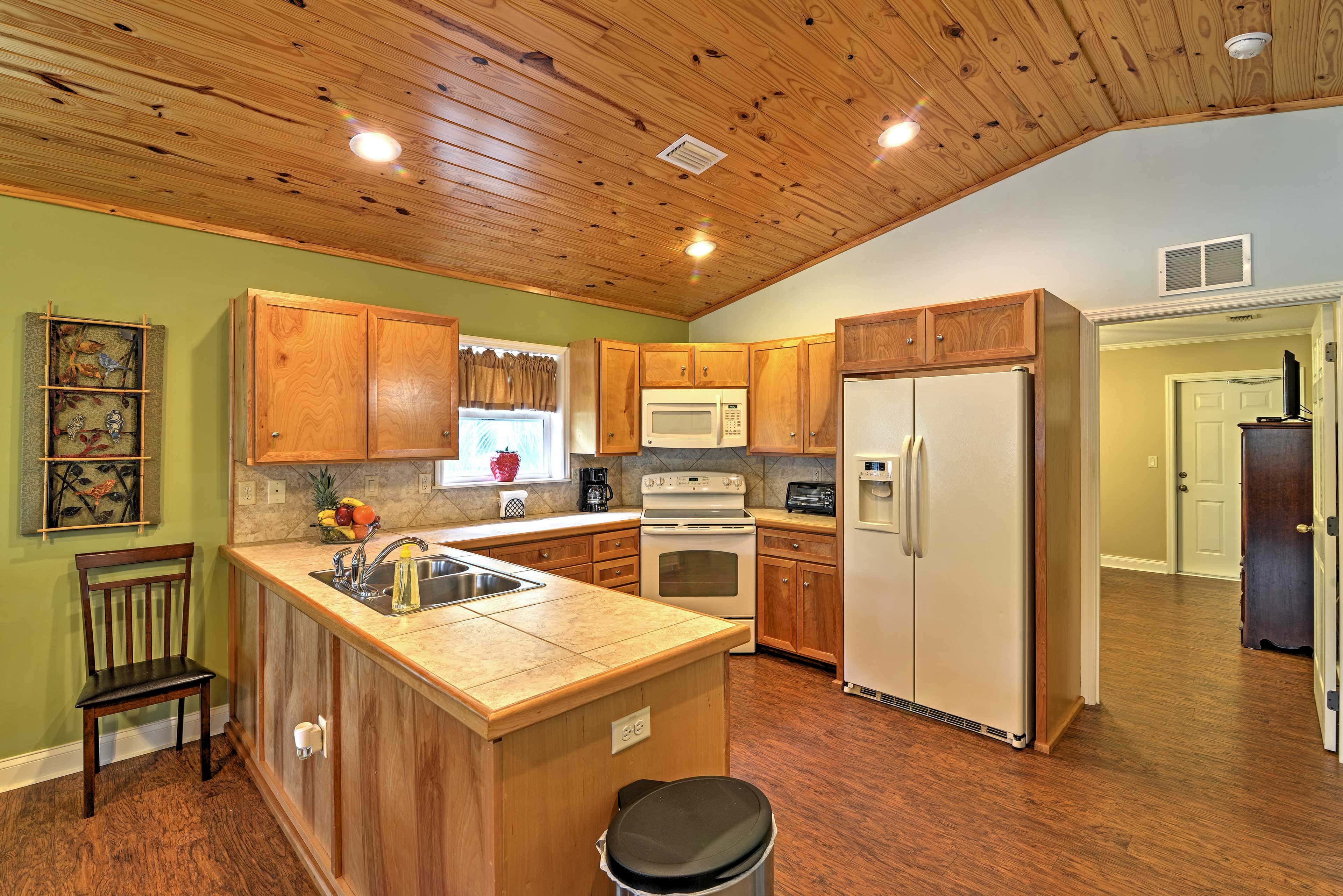 Crystal River Cottage on 1 Acre w/ Deck & Porch!
