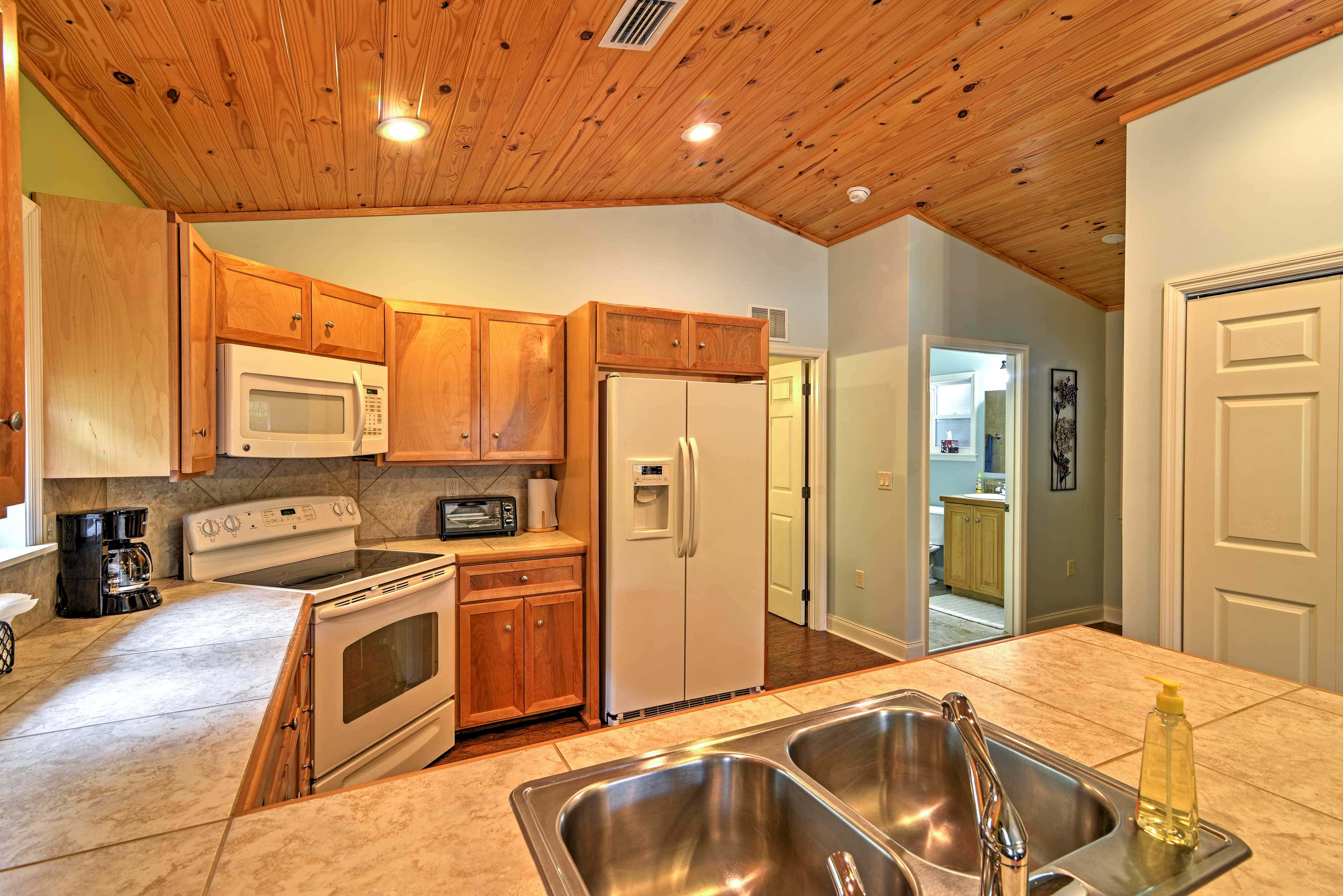 Crystal River Cottage on 1 Acre w/ Deck & Porch!