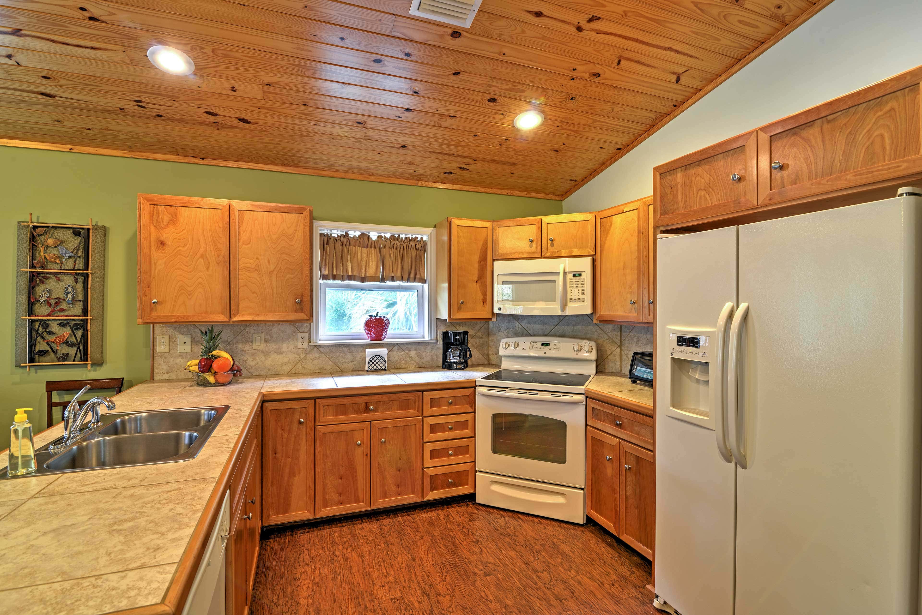 Crystal River Cottage on 1 Acre w/ Deck & Porch!
