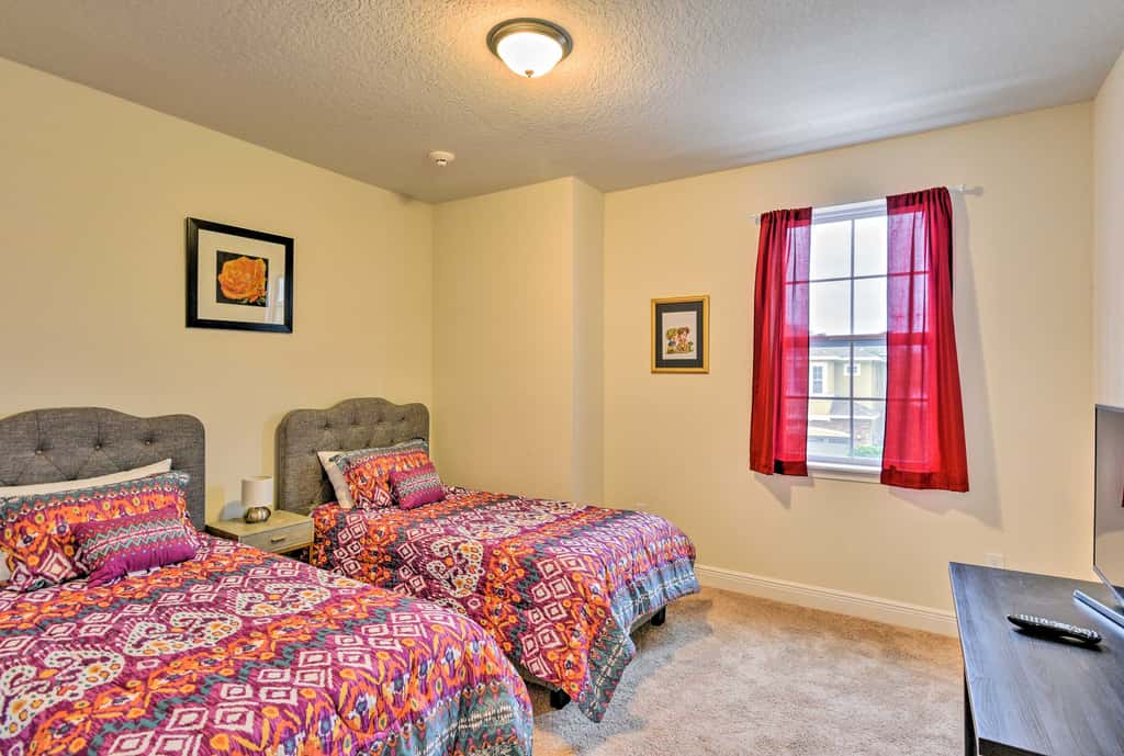5 Mi to Disney: Oasis w/ Pool & Patio