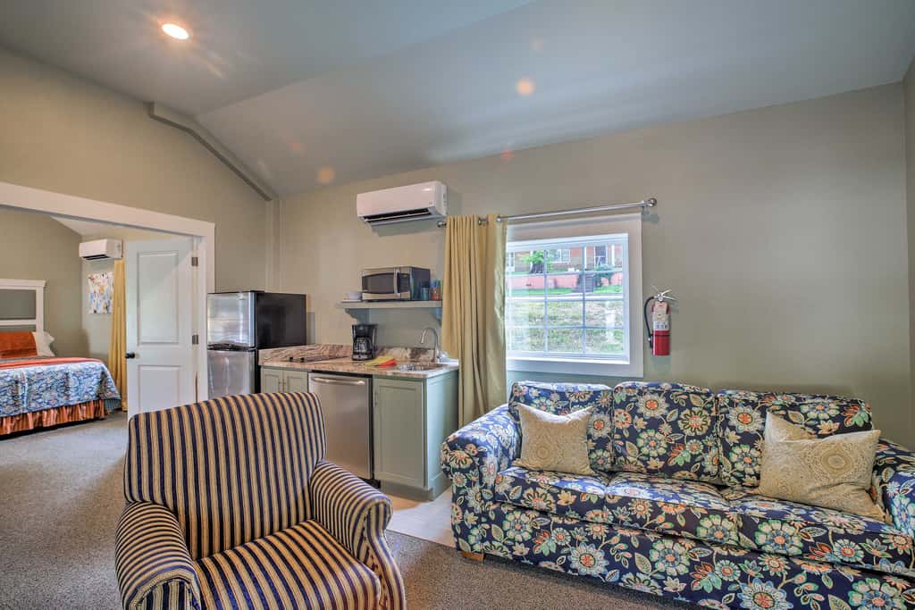 Fire Pit Access: Cozy Dtwn Branson Cottage!