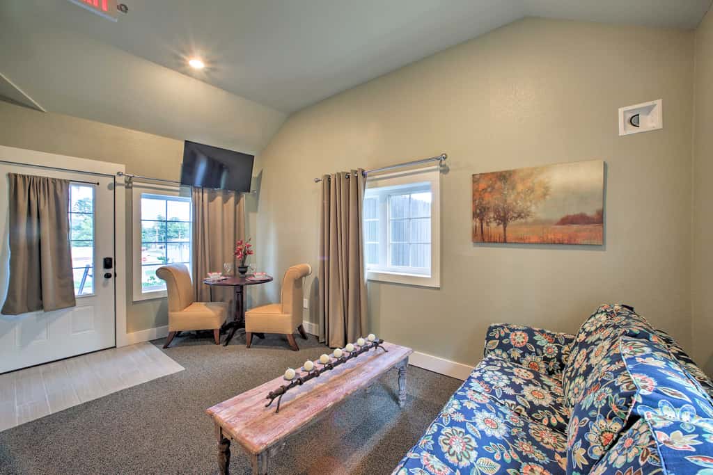 2 Mi to Branson Strip: Cozy Cottage w/ Fire Pit!