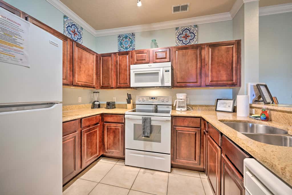 10 Mi to Disney: Davenport Condo w/ Pool Access!