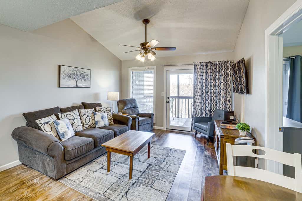 Family-Friendly Condo: 1 Mi to Silver Dollar City!