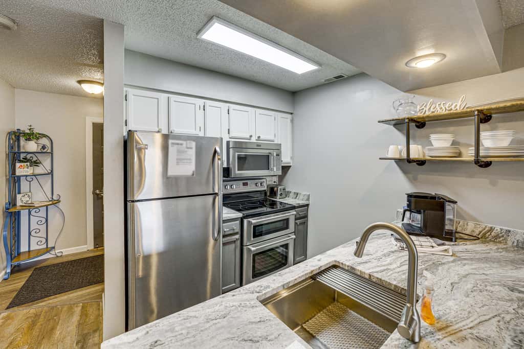 Family-Friendly Condo: 1 Mi to Silver Dollar City!