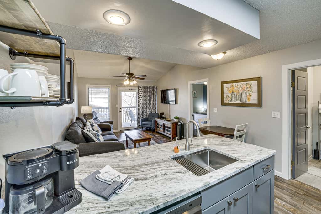 Family-Friendly Condo: 1 Mi to Silver Dollar City!