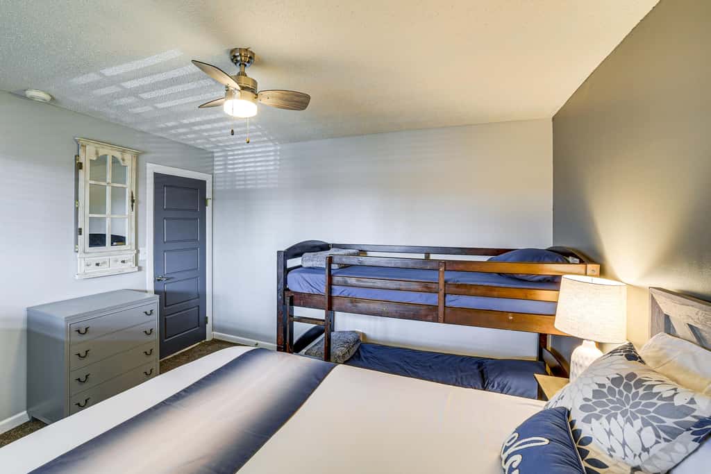 Family-Friendly Condo: 1 Mi to Silver Dollar City!