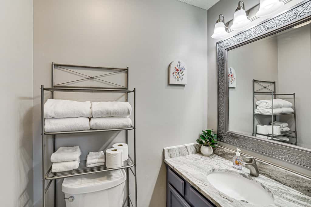 Family-Friendly Condo: 1 Mi to Silver Dollar City!
