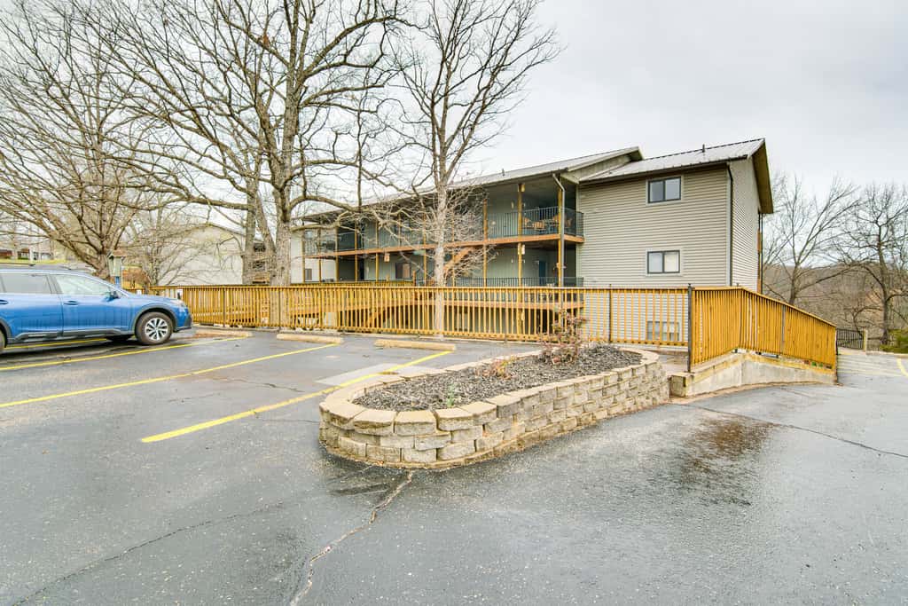 Family-Friendly Condo: 1 Mi to Silver Dollar City!