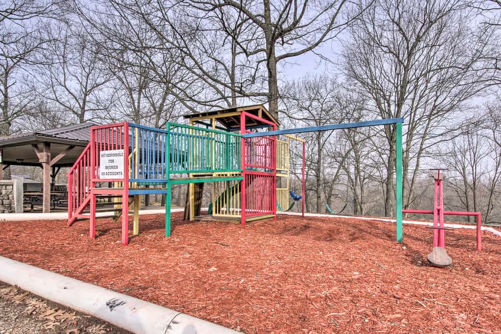 Family-Friendly Condo: 1 Mi to Silver Dollar City!