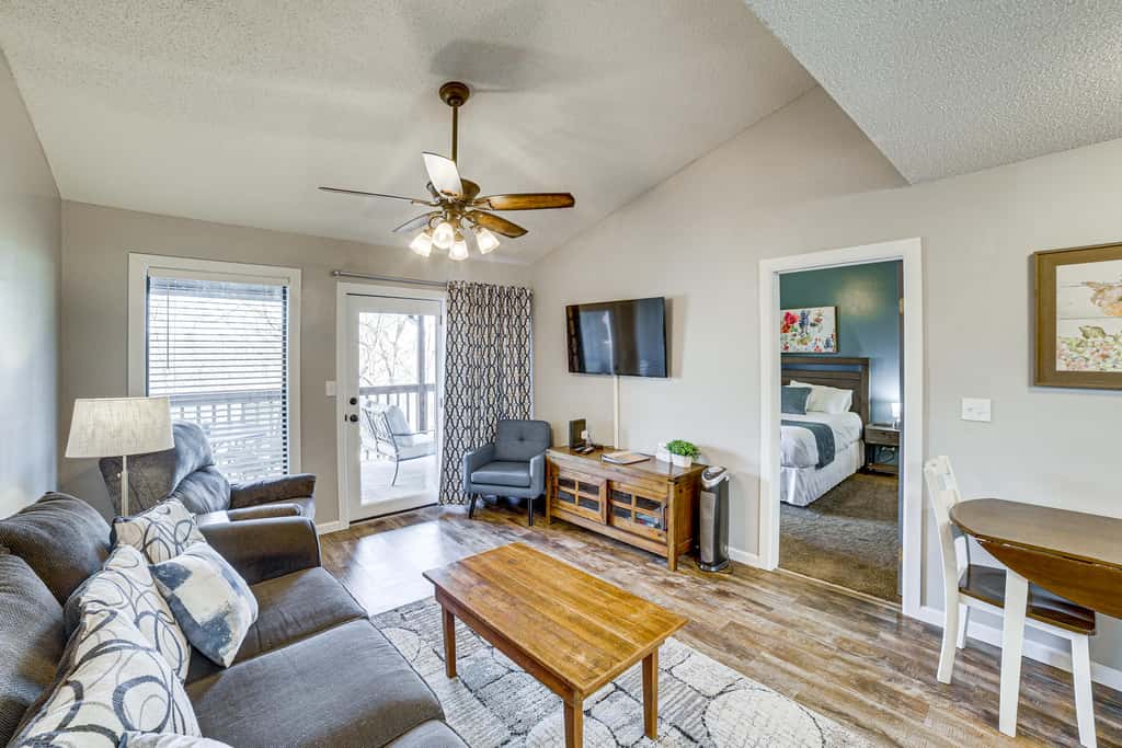 Family-Friendly Condo: 1 Mi to Silver Dollar City!