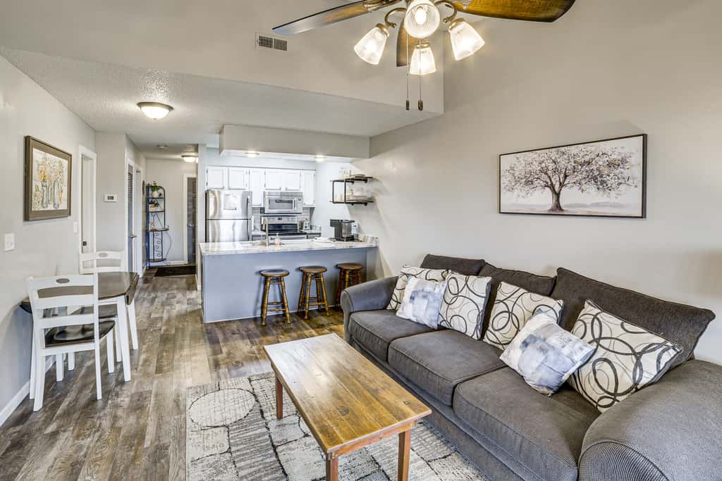 Family-Friendly Condo: 1 Mi to Silver Dollar City!