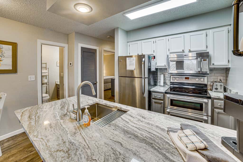 Family-Friendly Condo: 1 Mi to Silver Dollar City!