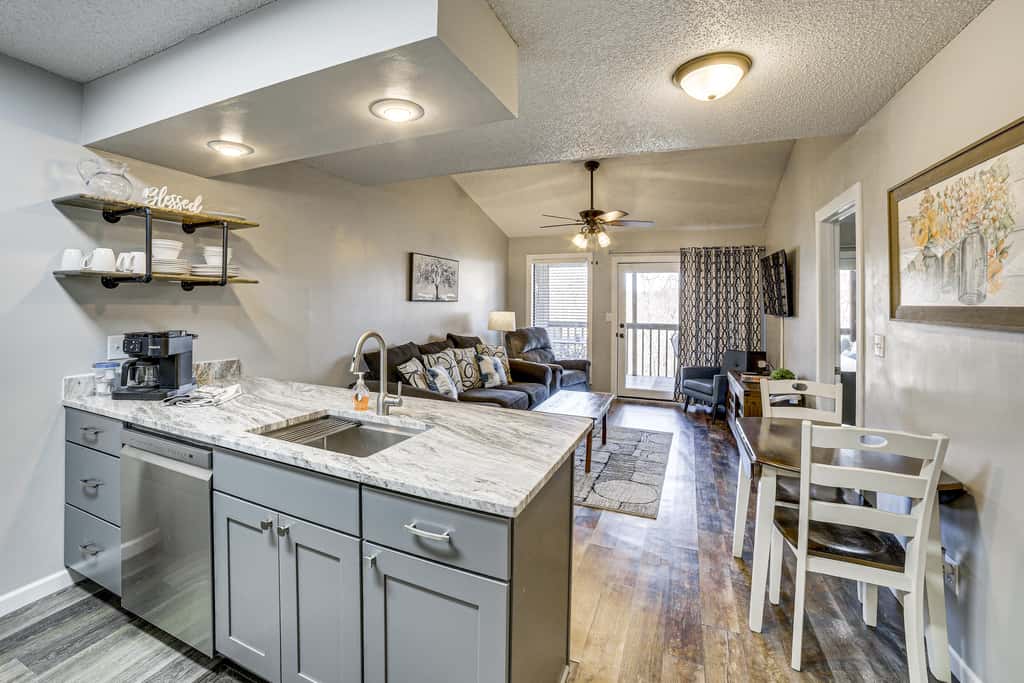 Family-Friendly Condo: 1 Mi to Silver Dollar City!