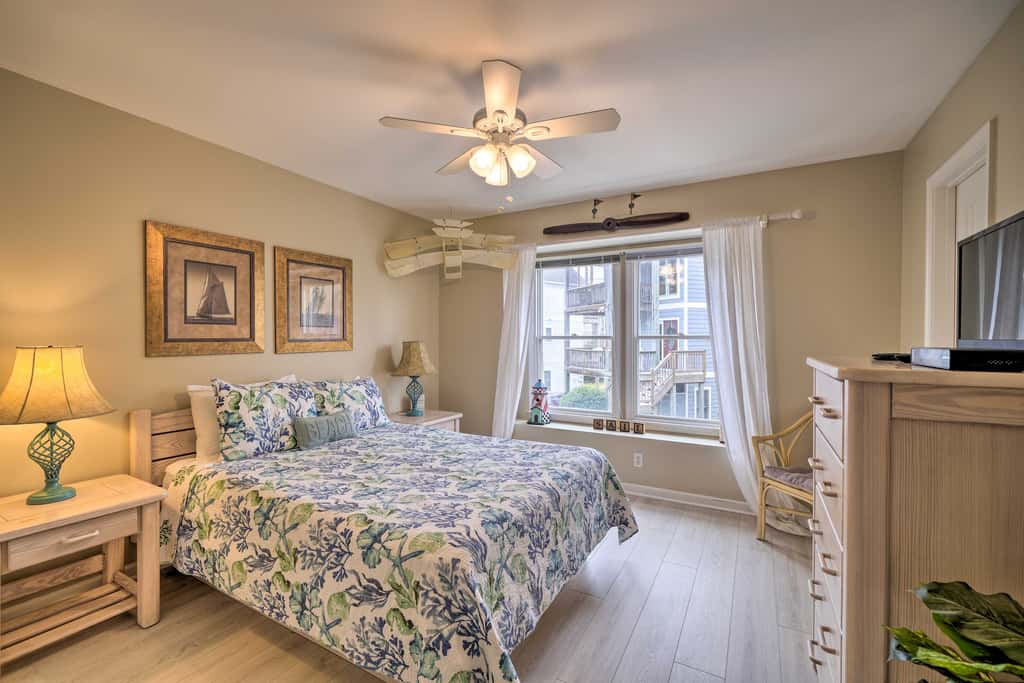 Coastal Home w/ Community Pool < 2 Miles to Beach!