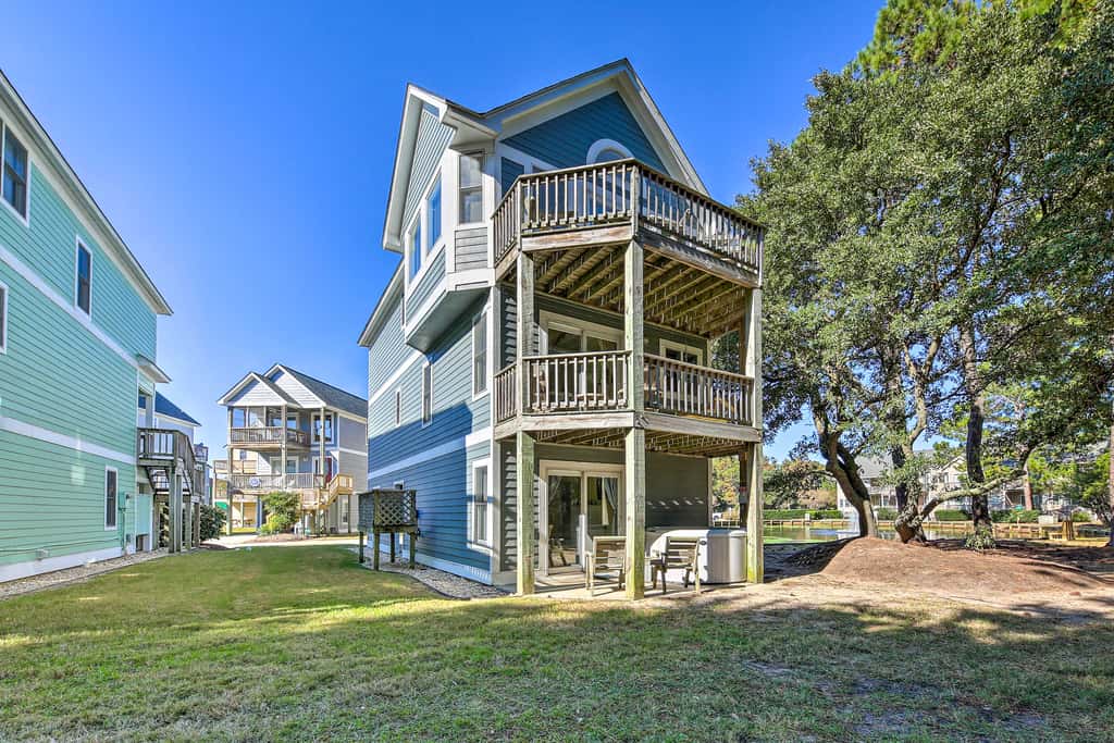 Coastal Home w/ Community Pool < 2 Miles to Beach!