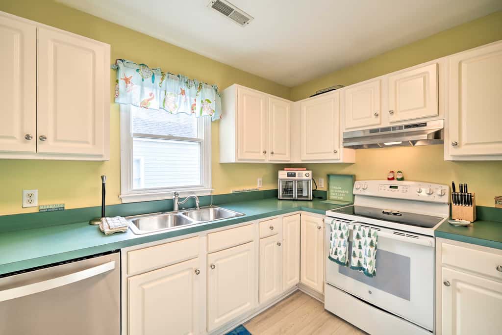 Coastal Home w/ Community Pool < 2 Miles to Beach!