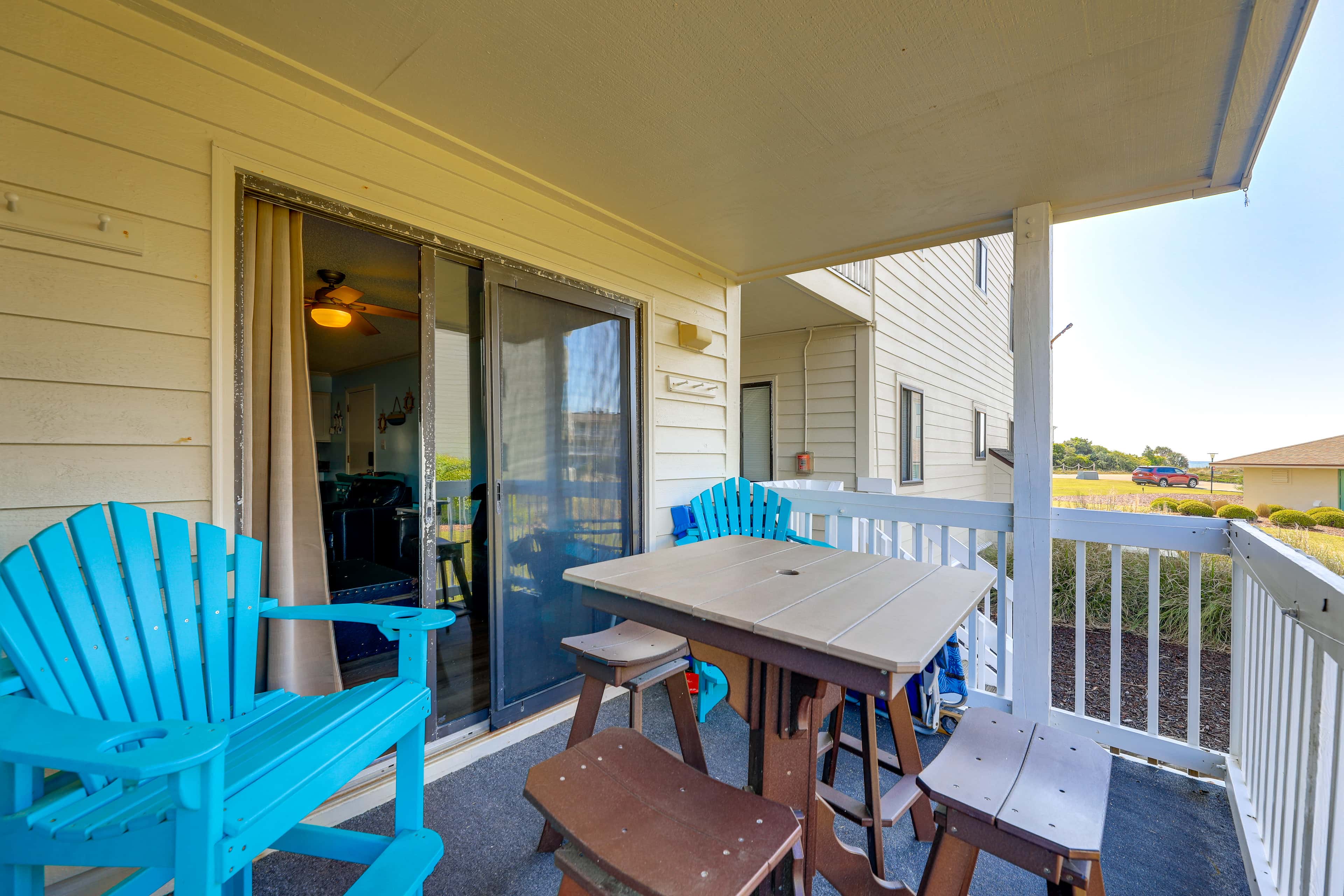Emerald Isle Resort-Style Condo: Walk to Beaches!