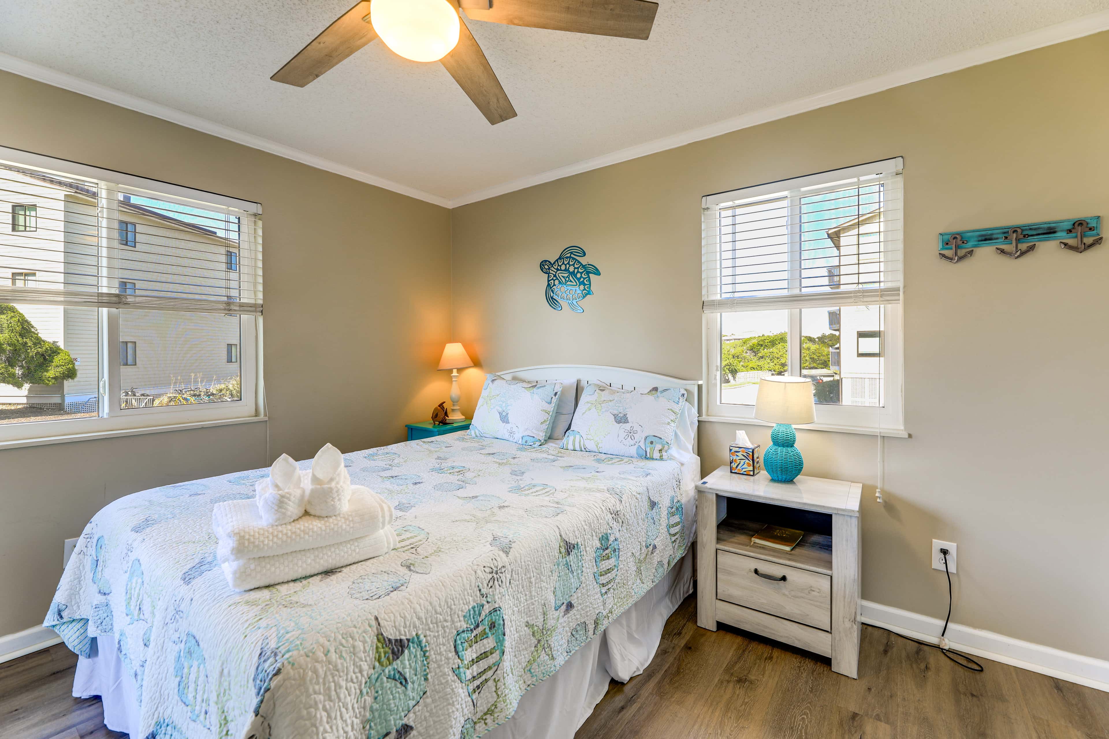 Emerald Isle Resort-Style Condo: Walk to Beaches!