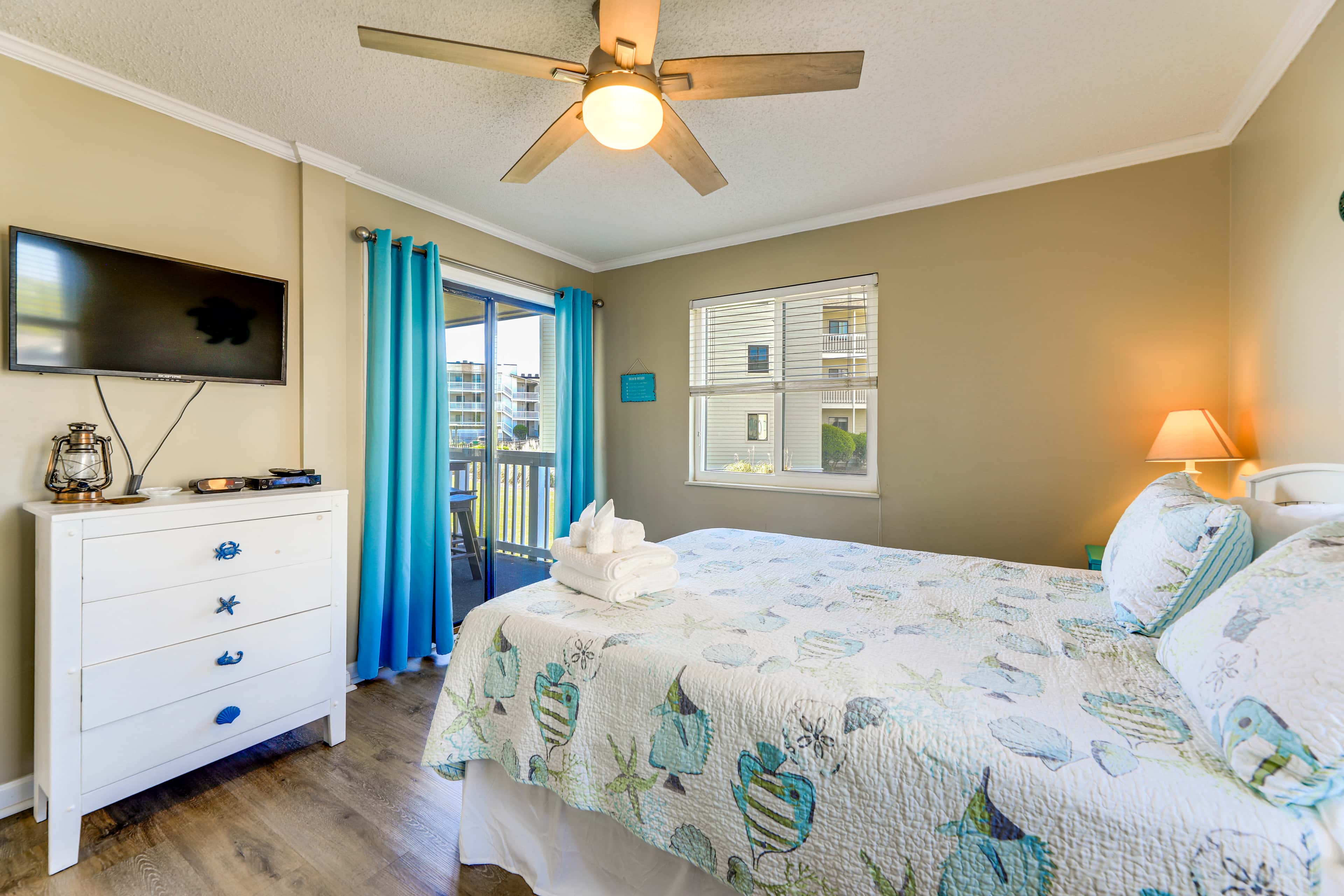 Emerald Isle Resort-Style Condo: Walk to Beaches!