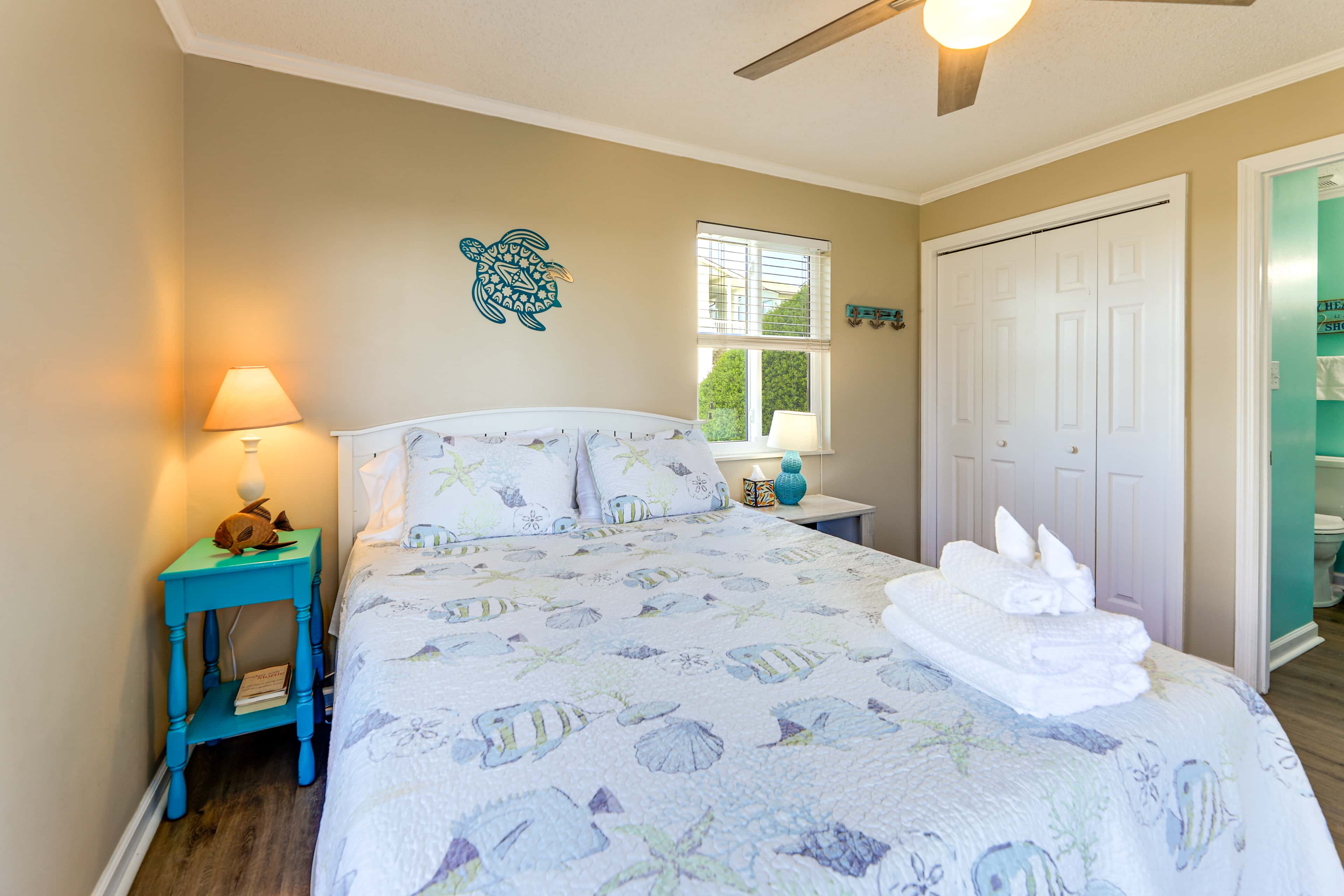 Emerald Isle Resort-Style Condo: Walk to Beaches!