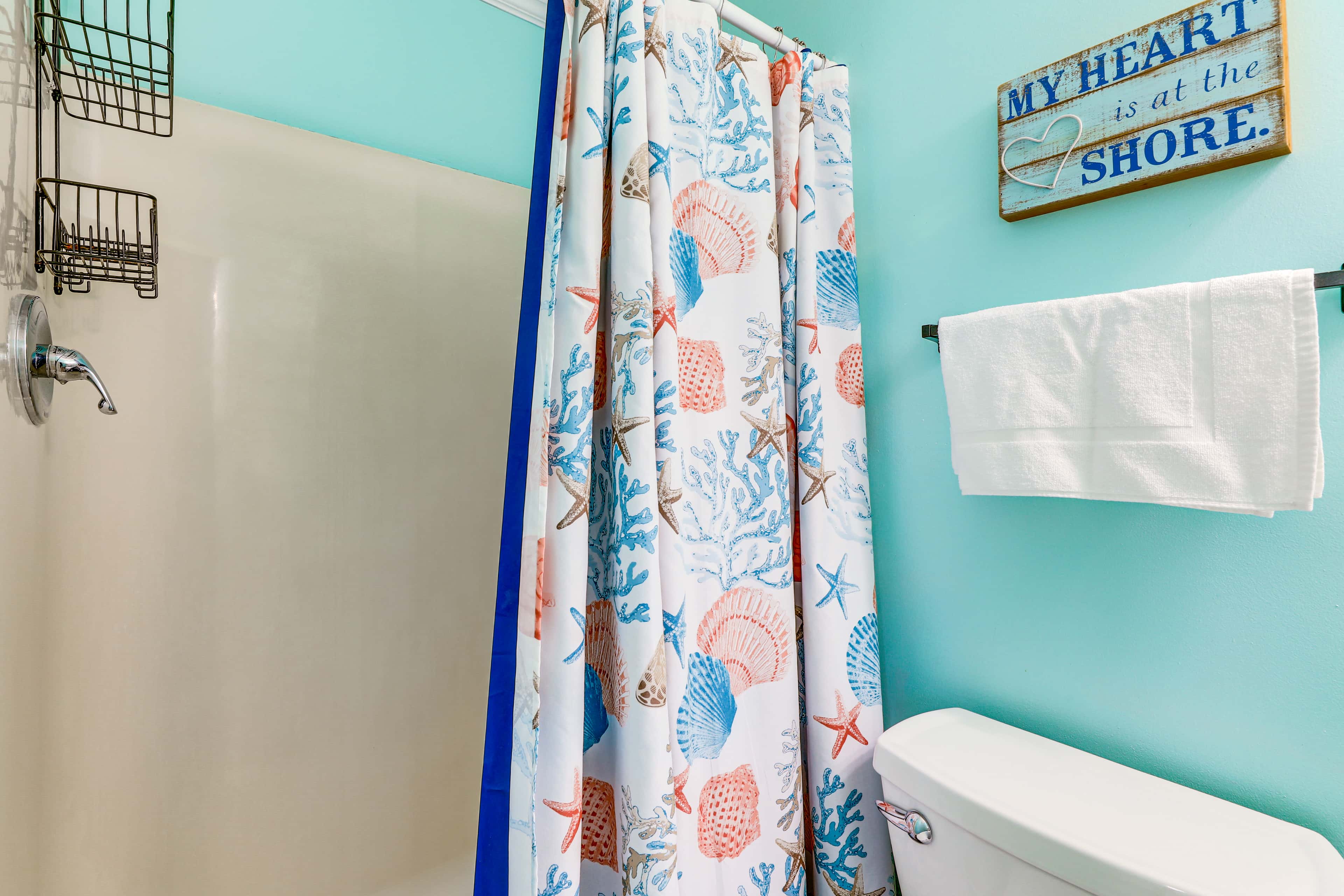 Emerald Isle Resort-Style Condo: Walk to Beaches!