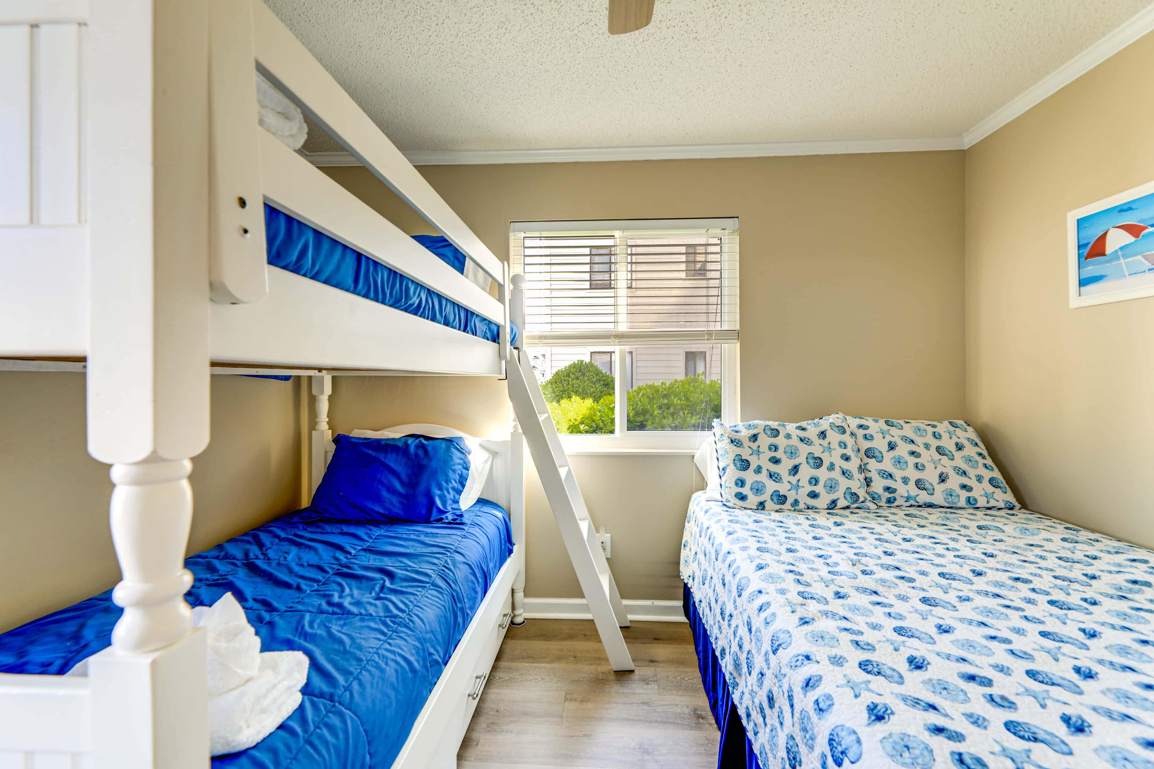 Emerald Isle Resort-Style Condo: Walk to Beaches!