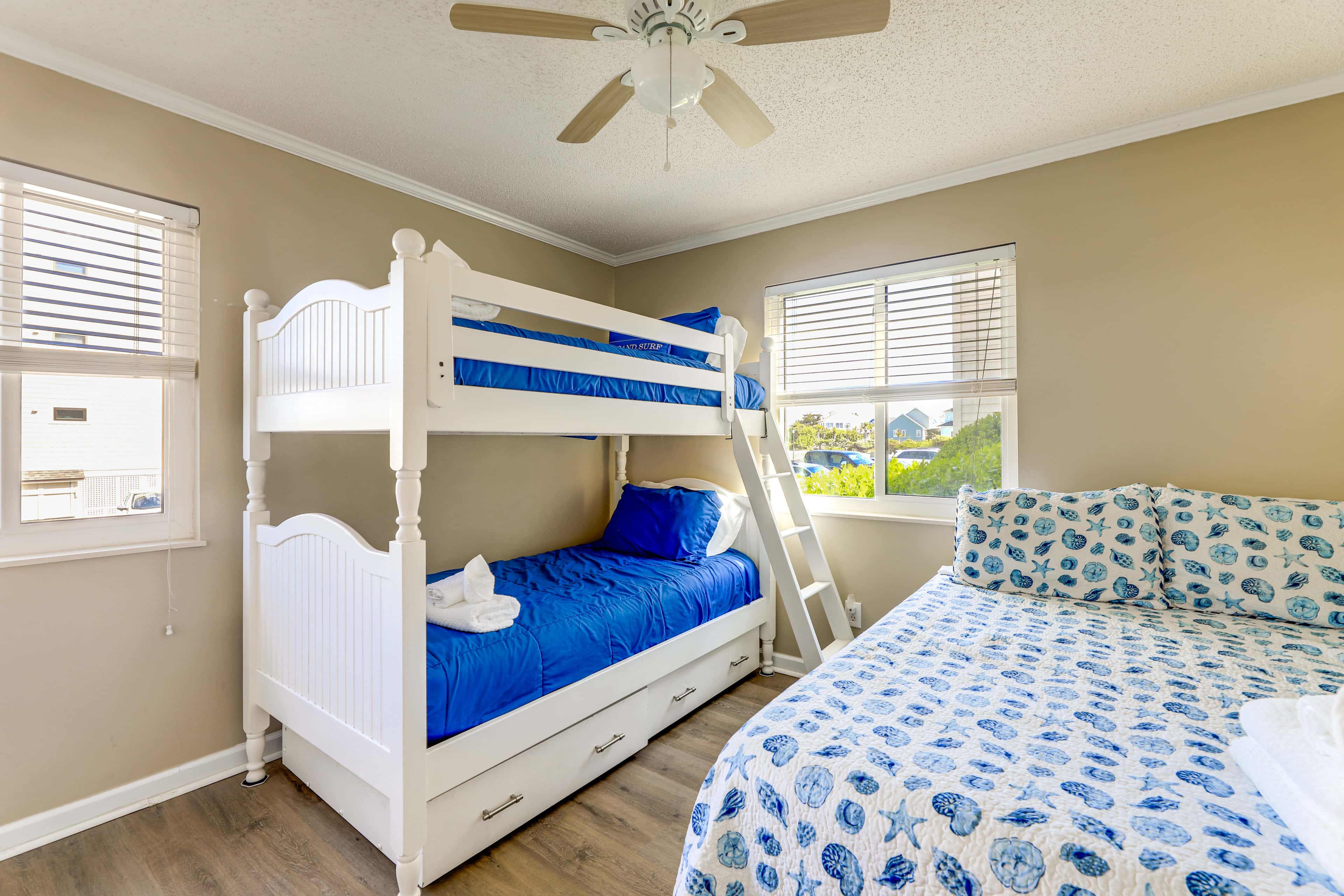 Emerald Isle Resort-Style Condo: Walk to Beaches!
