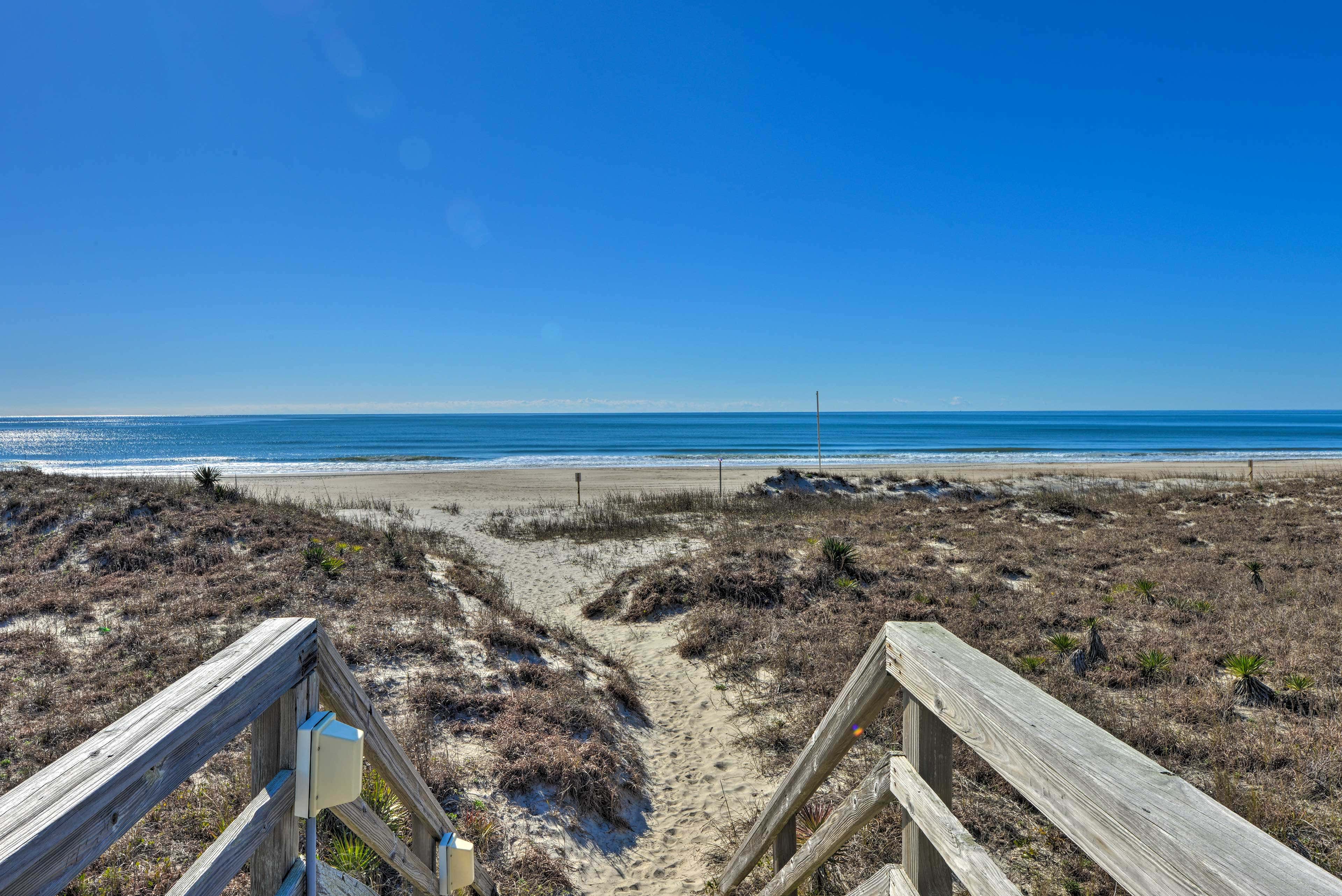 Emerald Isle Resort-Style Condo: Walk to Beaches!