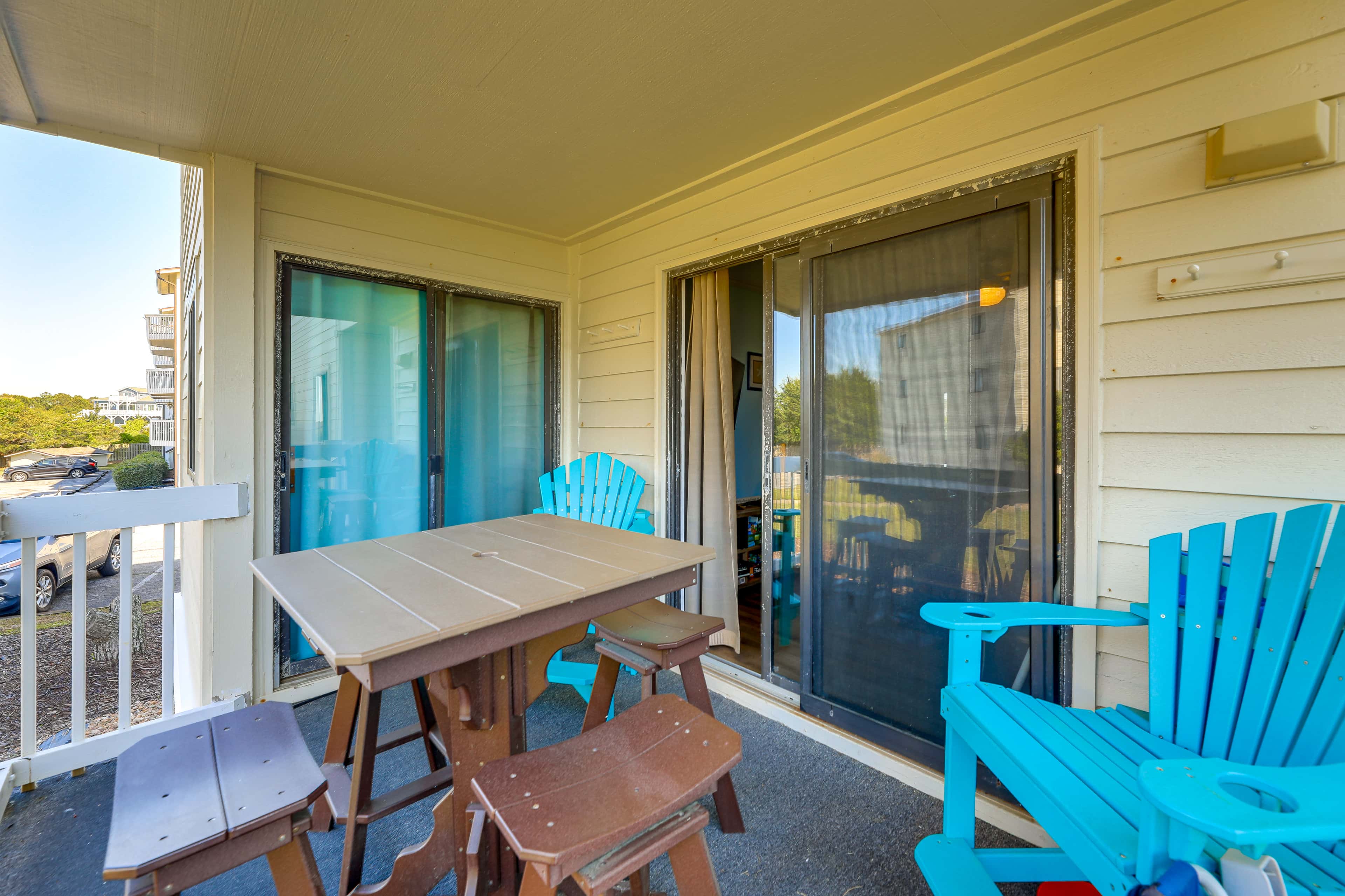 Emerald Isle Resort-Style Condo: Walk to Beaches!