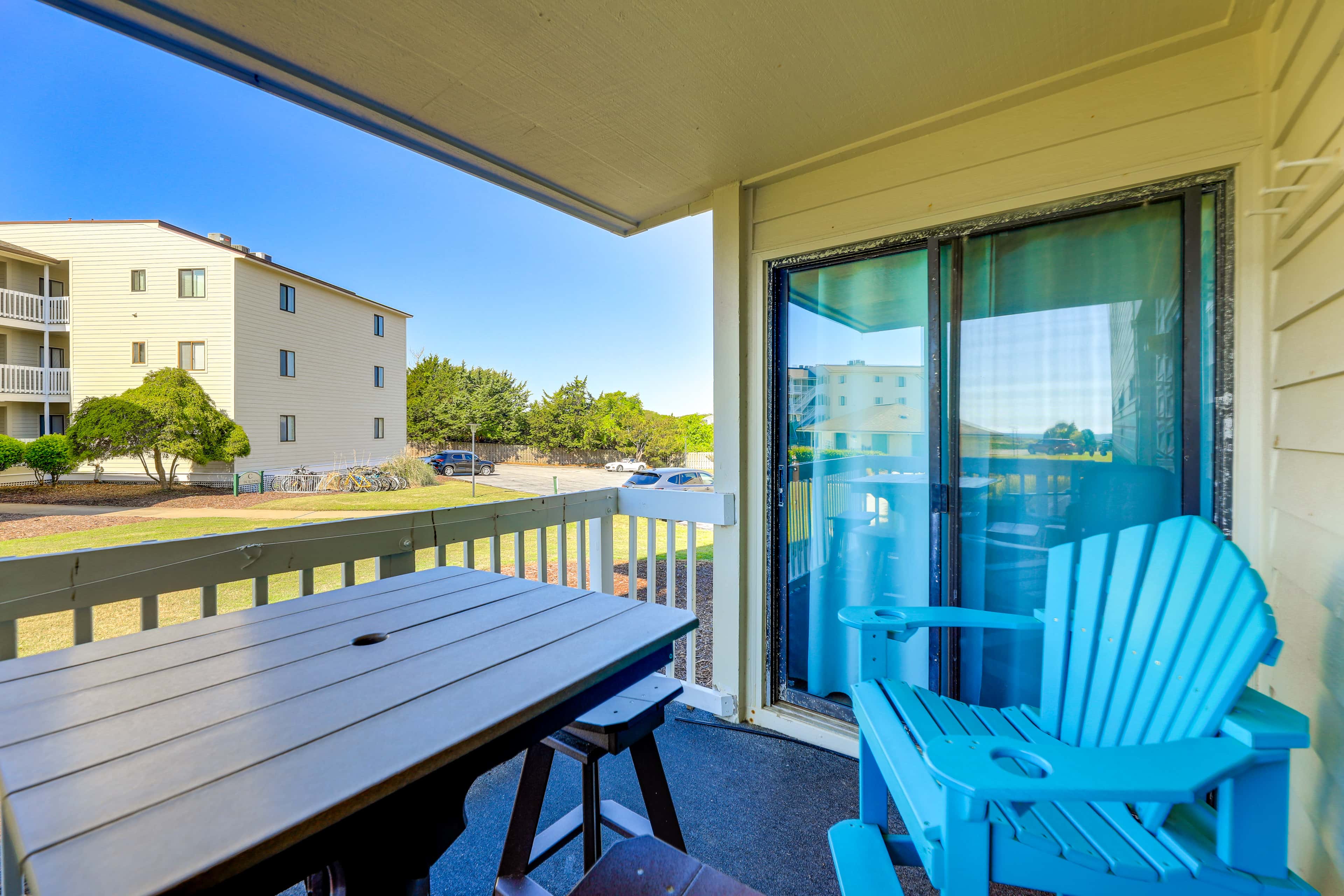Emerald Isle Resort-Style Condo: Walk to Beaches!