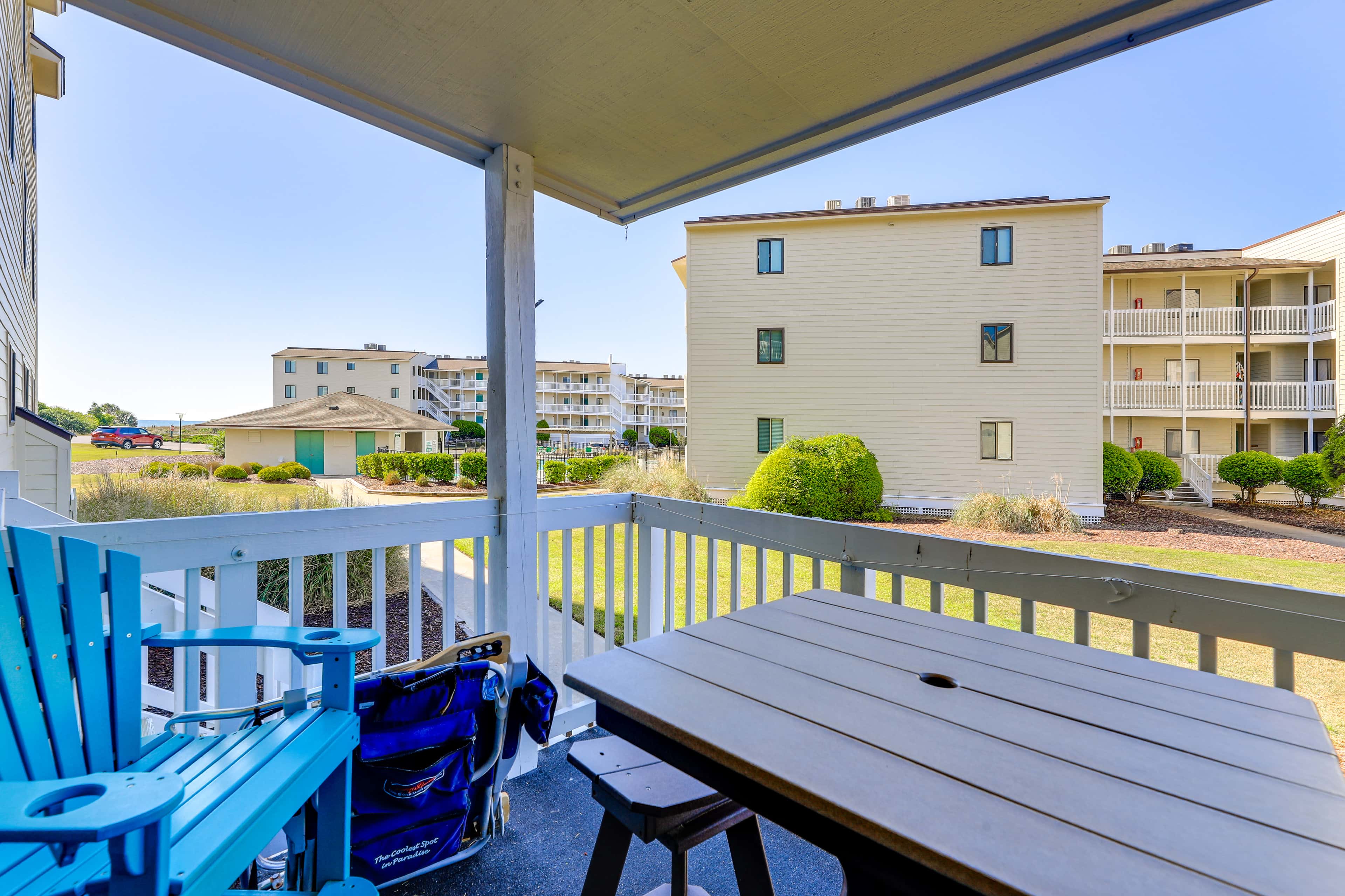 Emerald Isle Resort-Style Condo: Walk to Beaches!