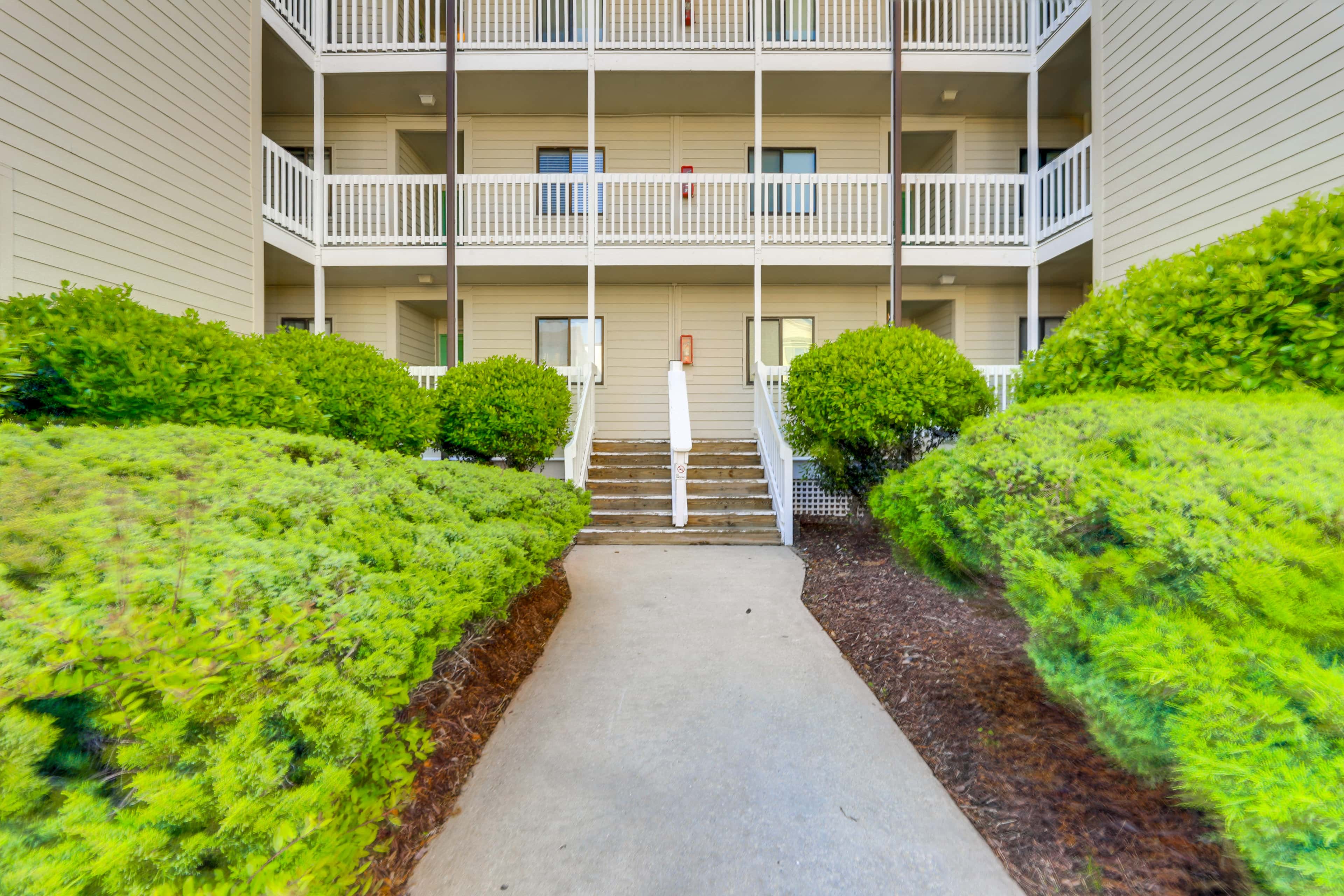 Emerald Isle Resort-Style Condo: Walk to Beaches!