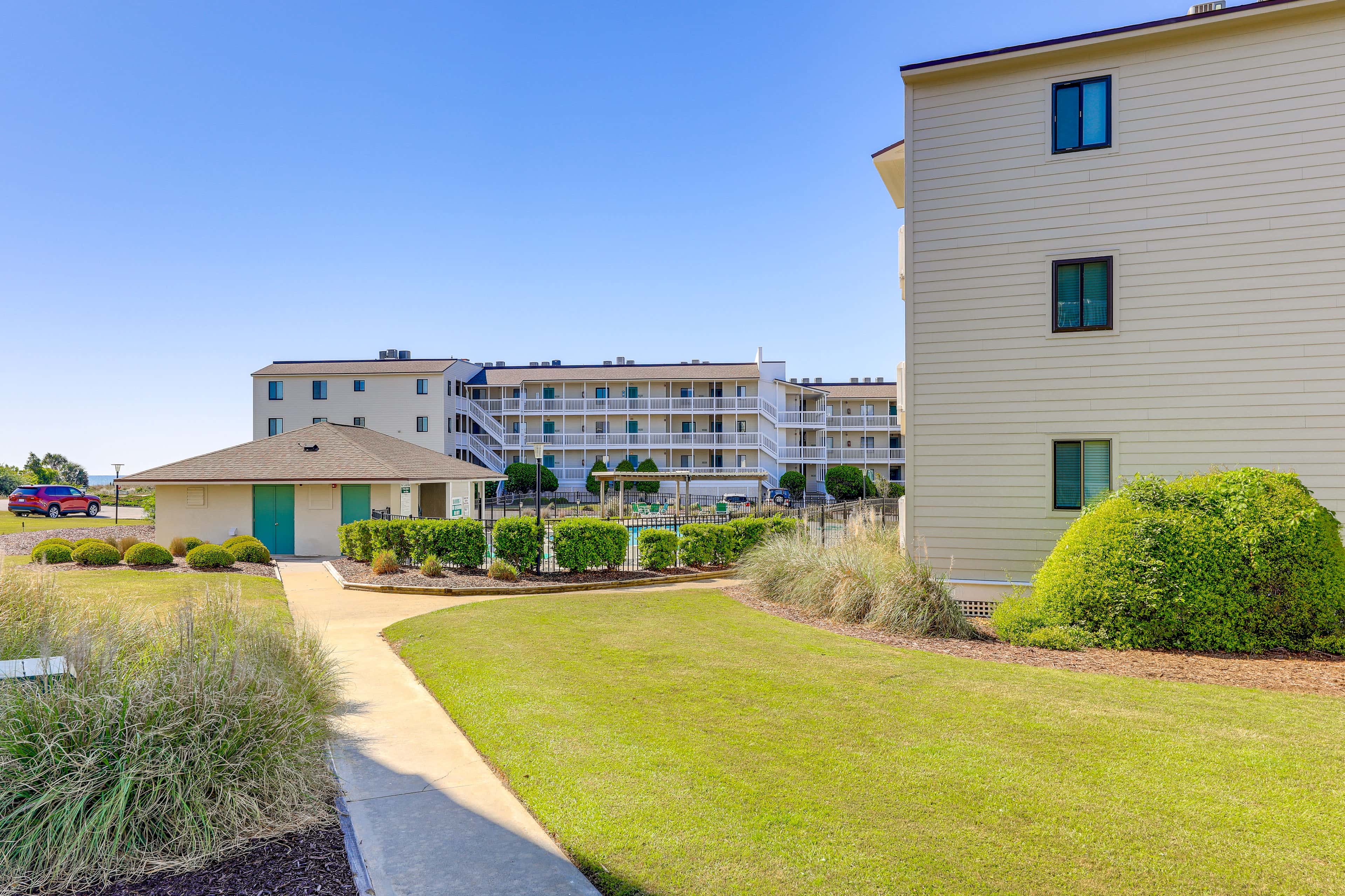 Emerald Isle Resort-Style Condo: Walk to Beaches!