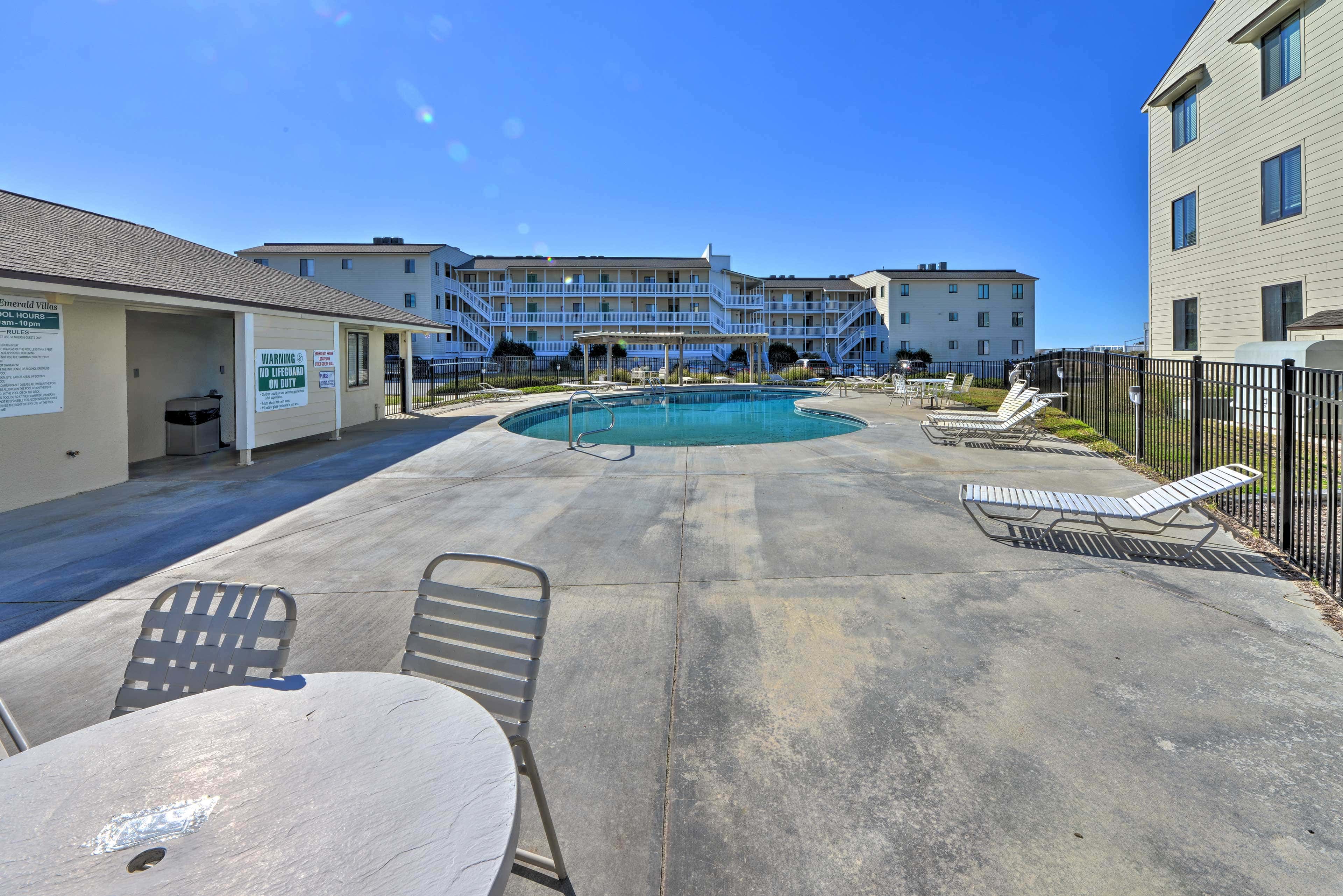 Emerald Isle Resort-Style Condo: Walk to Beaches!