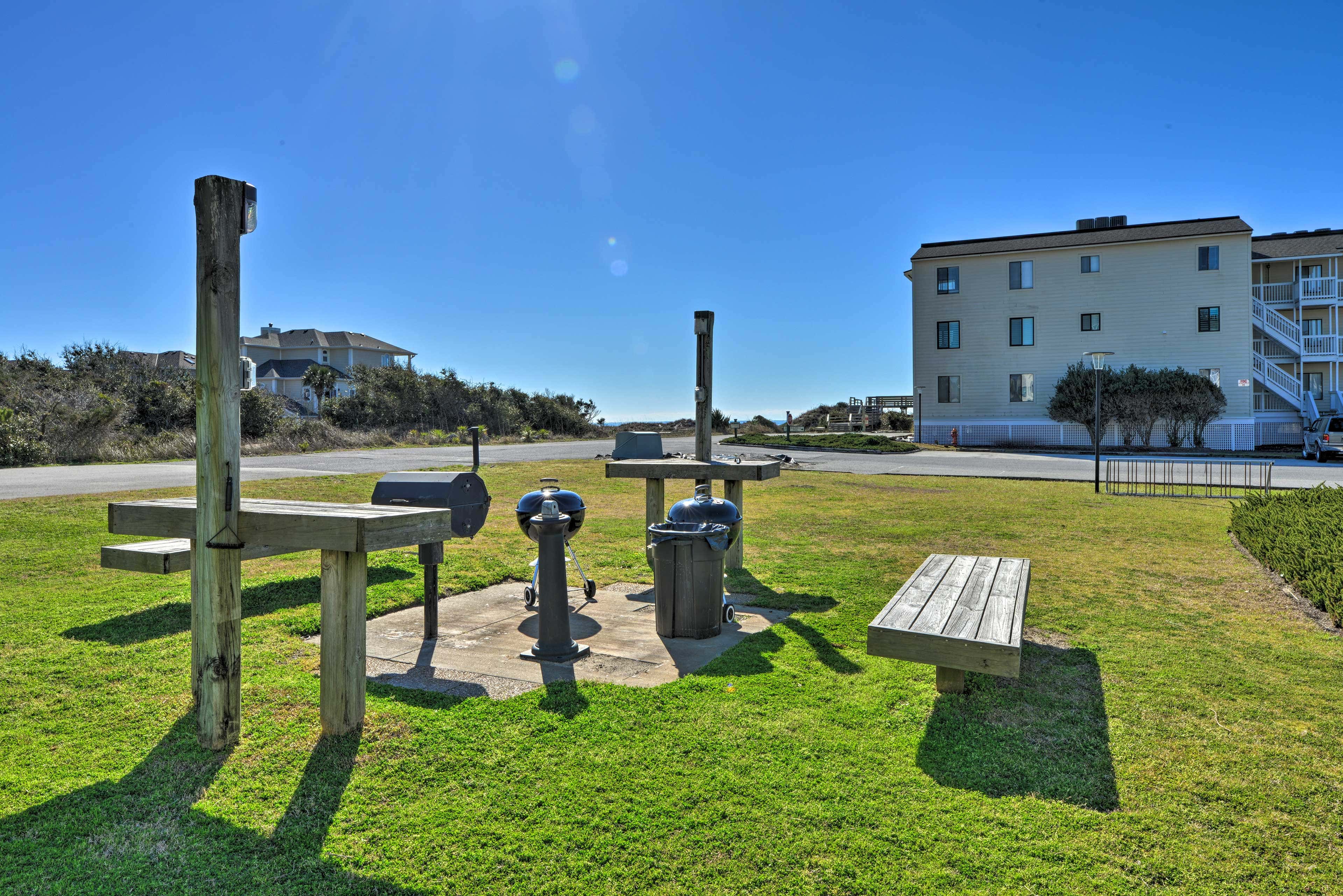 Emerald Isle Resort-Style Condo: Walk to Beaches!