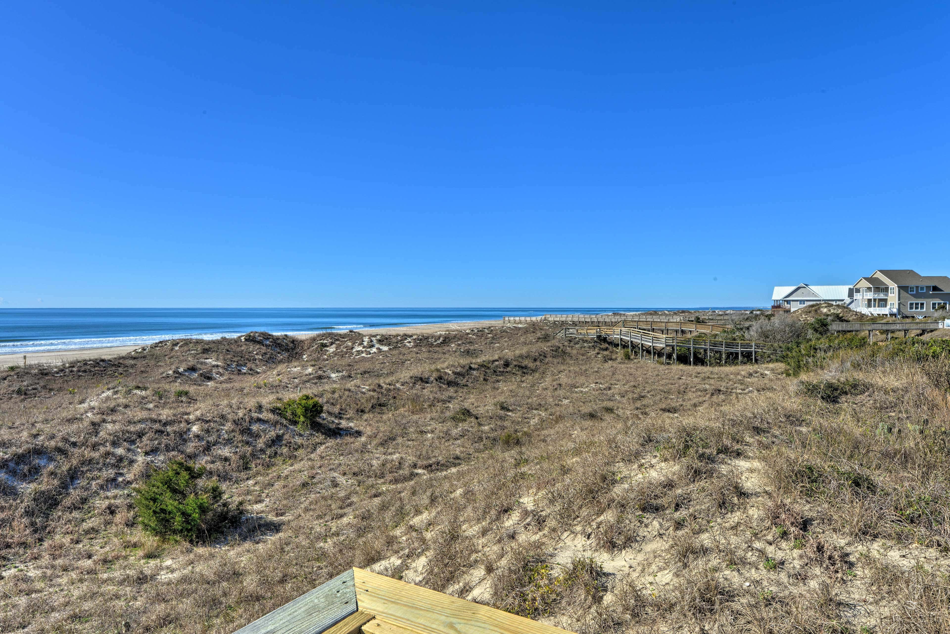 Emerald Isle Resort-Style Condo: Walk to Beaches!